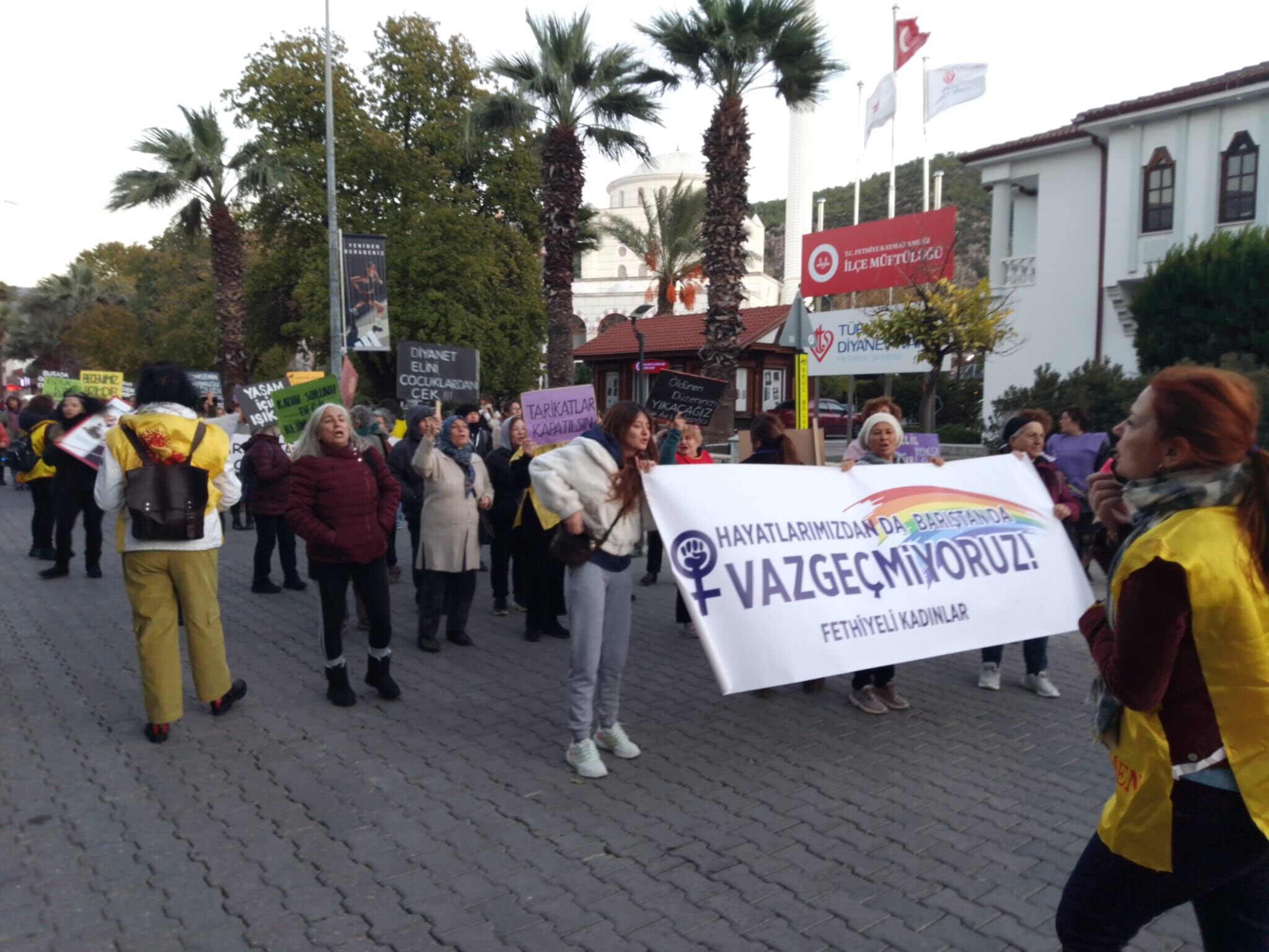 Fethiye'de Kadınlar Yürüyüş Gerçekleştirdi