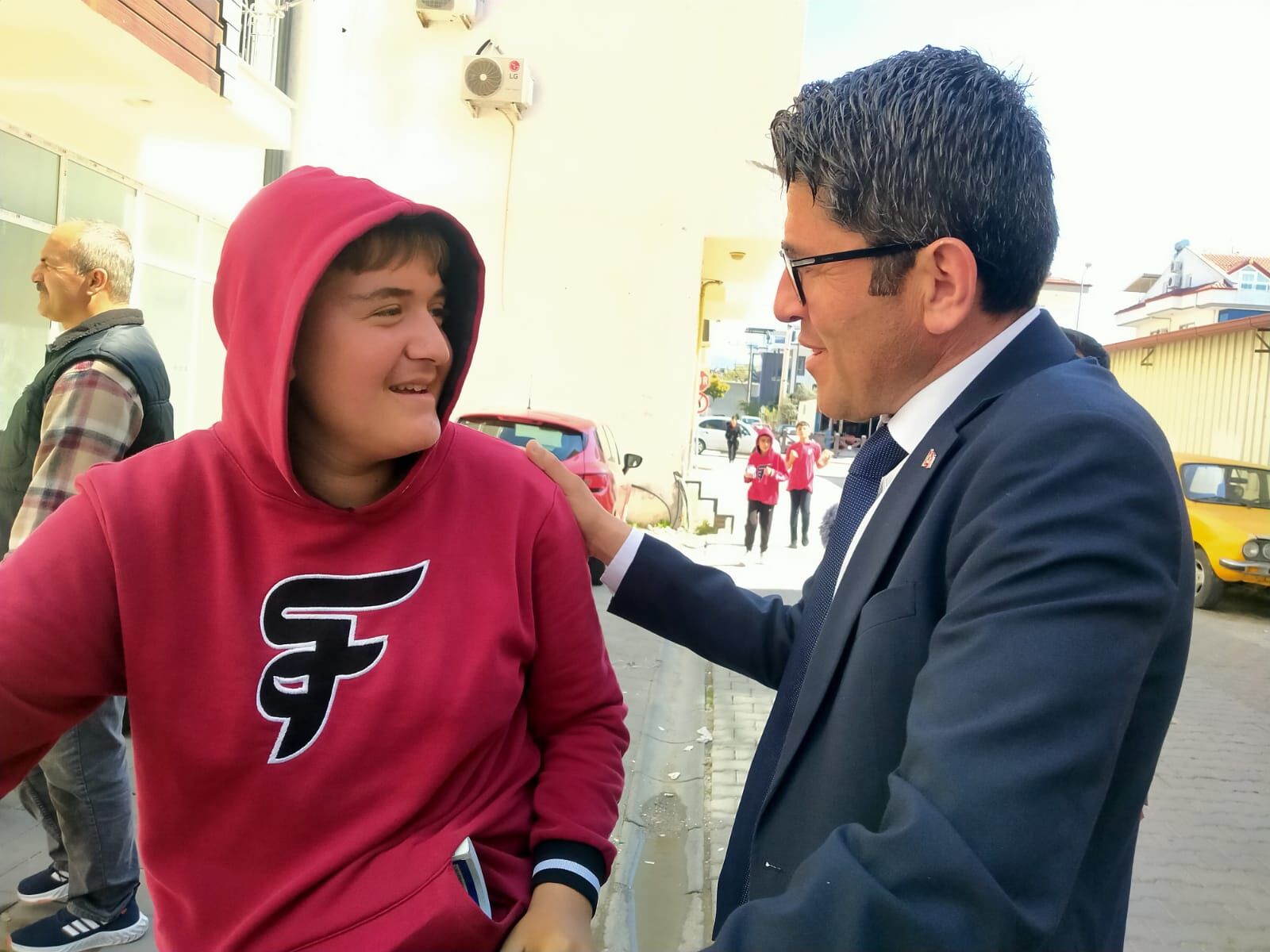 Kökten, Sürekli Haklın Arasında (4)