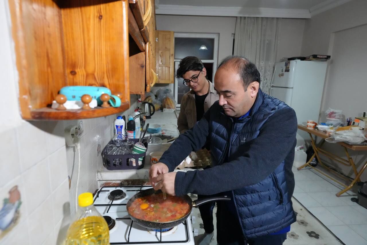 Başkan Akdeni̇zli̇, Öğrenci̇ Evi̇nde Sahur Yapti (1)
