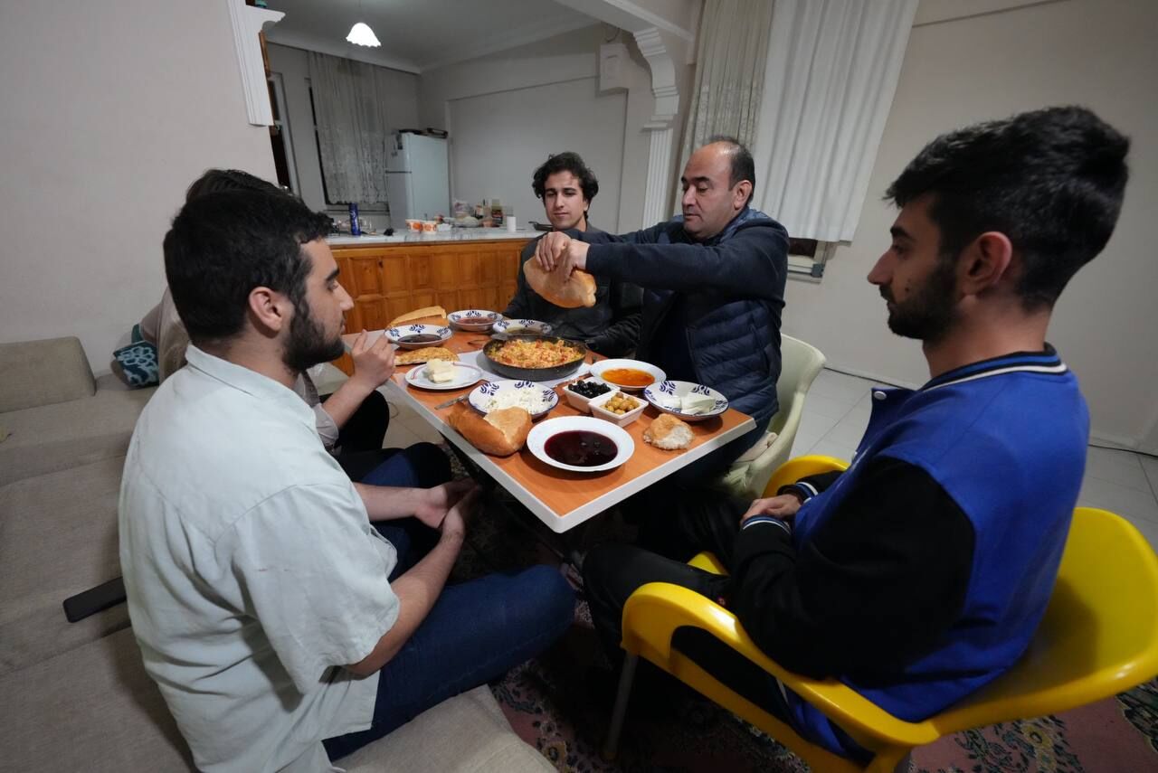 Başkan Akdeni̇zli̇, Öğrenci̇ Evi̇nde Sahur Yapti (2)