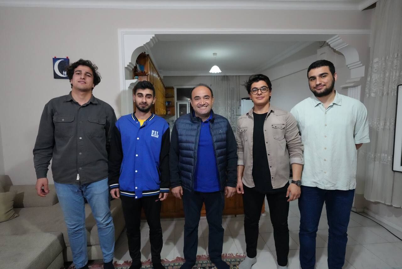 Başkan Akdeni̇zli̇, Öğrenci̇ Evi̇nde Sahur Yapti (4)