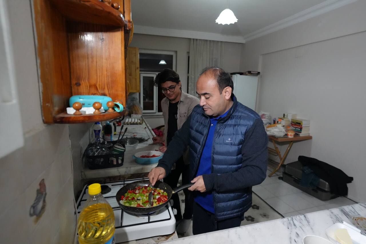 Başkan Akdeni̇zli̇, Öğrenci̇ Evi̇nde Sahur Yapti (5)
