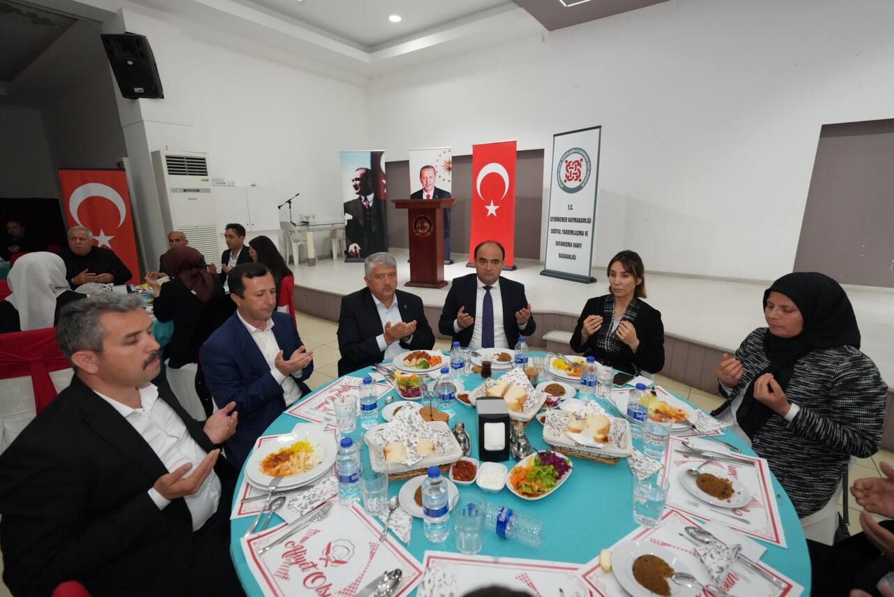 Akdeni̇zli̇, Şehi̇t Ai̇leleri̇ Ve Gazi̇lerle İftar Sofrasinda Buluştu (1)