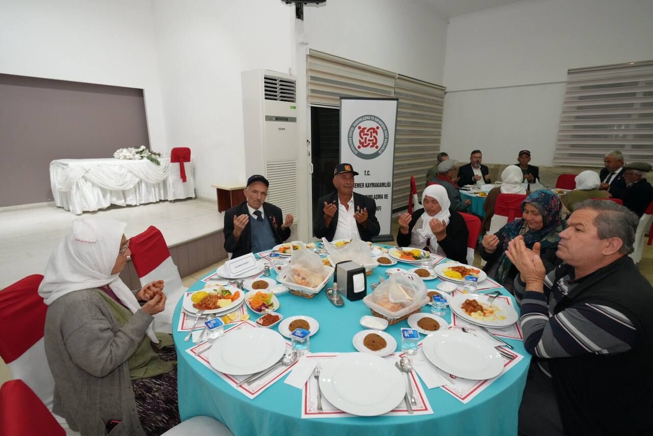 Akdeni̇zli̇, Şehi̇t Ai̇leleri̇ Ve Gazi̇lerle İftar Sofrasinda Buluştu (6)