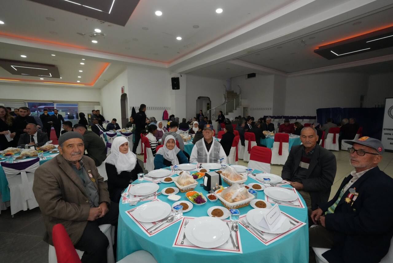 Akdeni̇zli̇, Şehi̇t Ai̇leleri̇ Ve Gazi̇lerle İftar Sofrasinda Buluştu (4)