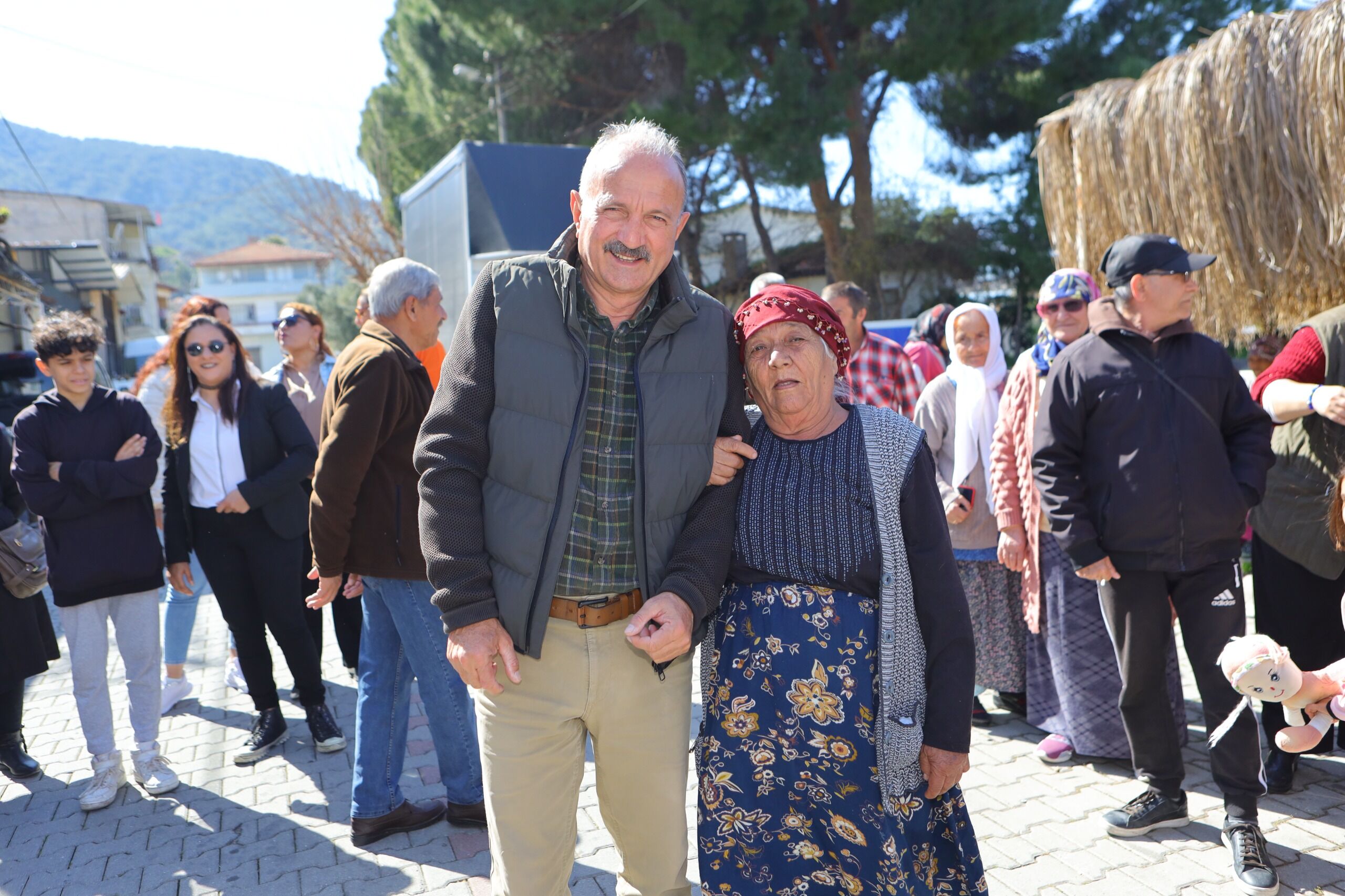 15 Yıl Sonra Saatcı İle Fotoğraf Çektiren Kardeşler; ‘’Biz Saatcı İle Büyüdük’’ (12)
