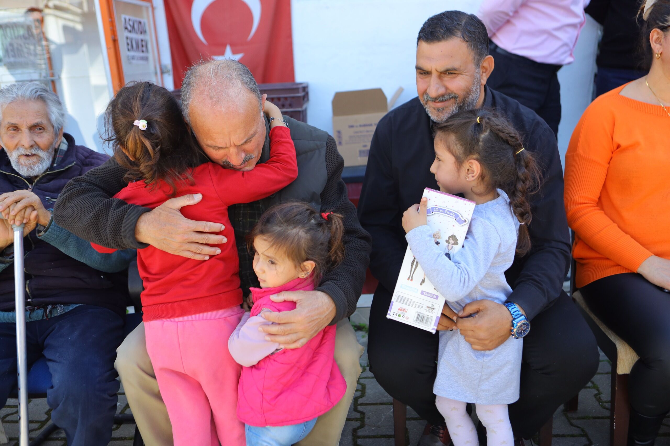 15 Yıl Sonra Saatcı İle Fotoğraf Çektiren Kardeşler; ‘’Biz Saatcı İle Büyüdük’’ (10)