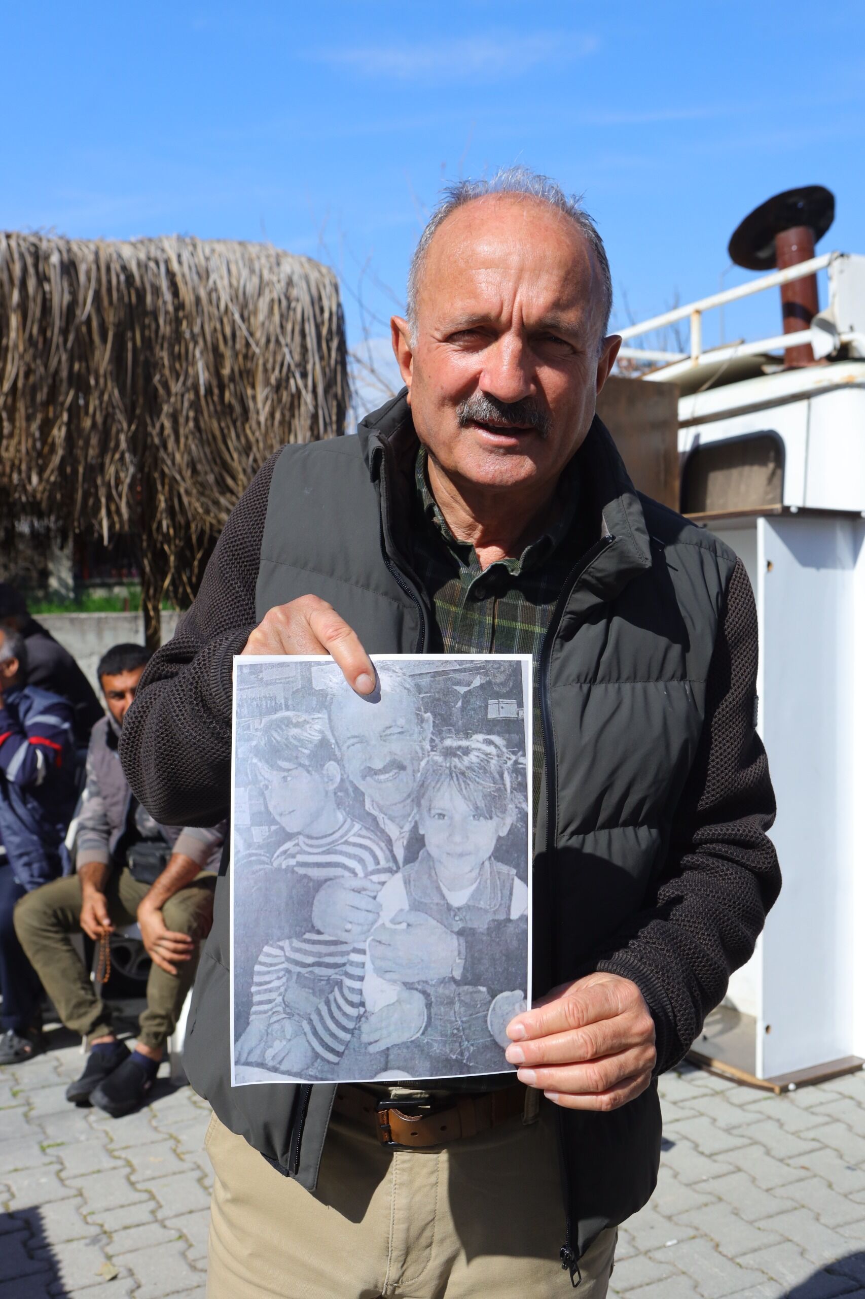 15 Yıl Sonra Saatcı İle Fotoğraf Çektiren Kardeşler; ‘’Biz Saatcı İle Büyüdük’’ (8)