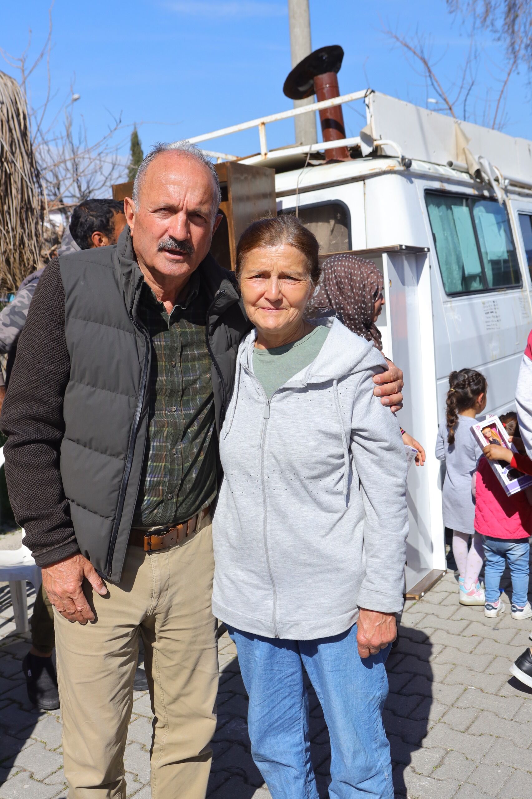 15 Yıl Sonra Saatcı İle Fotoğraf Çektiren Kardeşler; ‘’Biz Saatcı İle Büyüdük’’ (5)