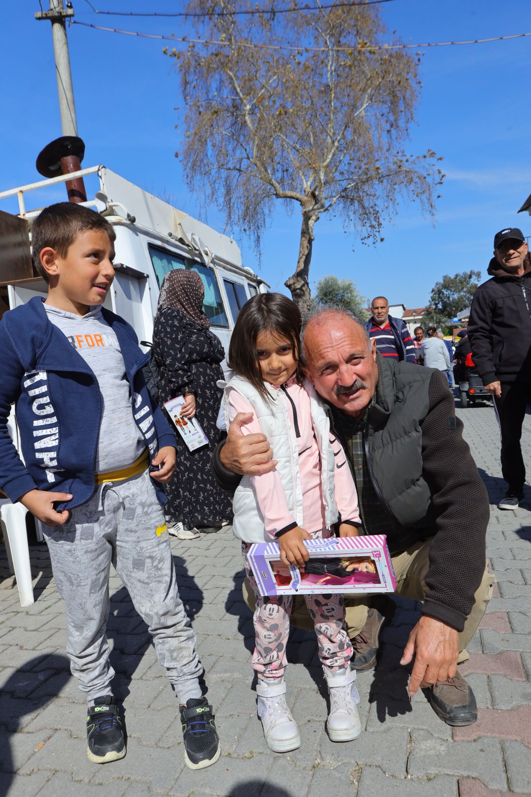 15 Yıl Sonra Saatcı İle Fotoğraf Çektiren Kardeşler; ‘’Biz Saatcı İle Büyüdük’’ (2)