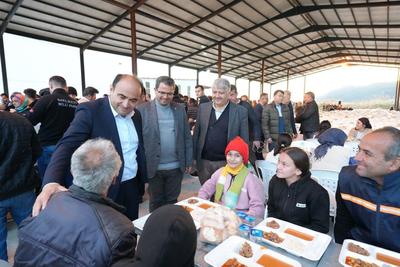 Akdeni̇zli̇, Karadere'de Vatandaşlarla İftar Sofrasinda Bi̇r Araya Geldi̇ (5)