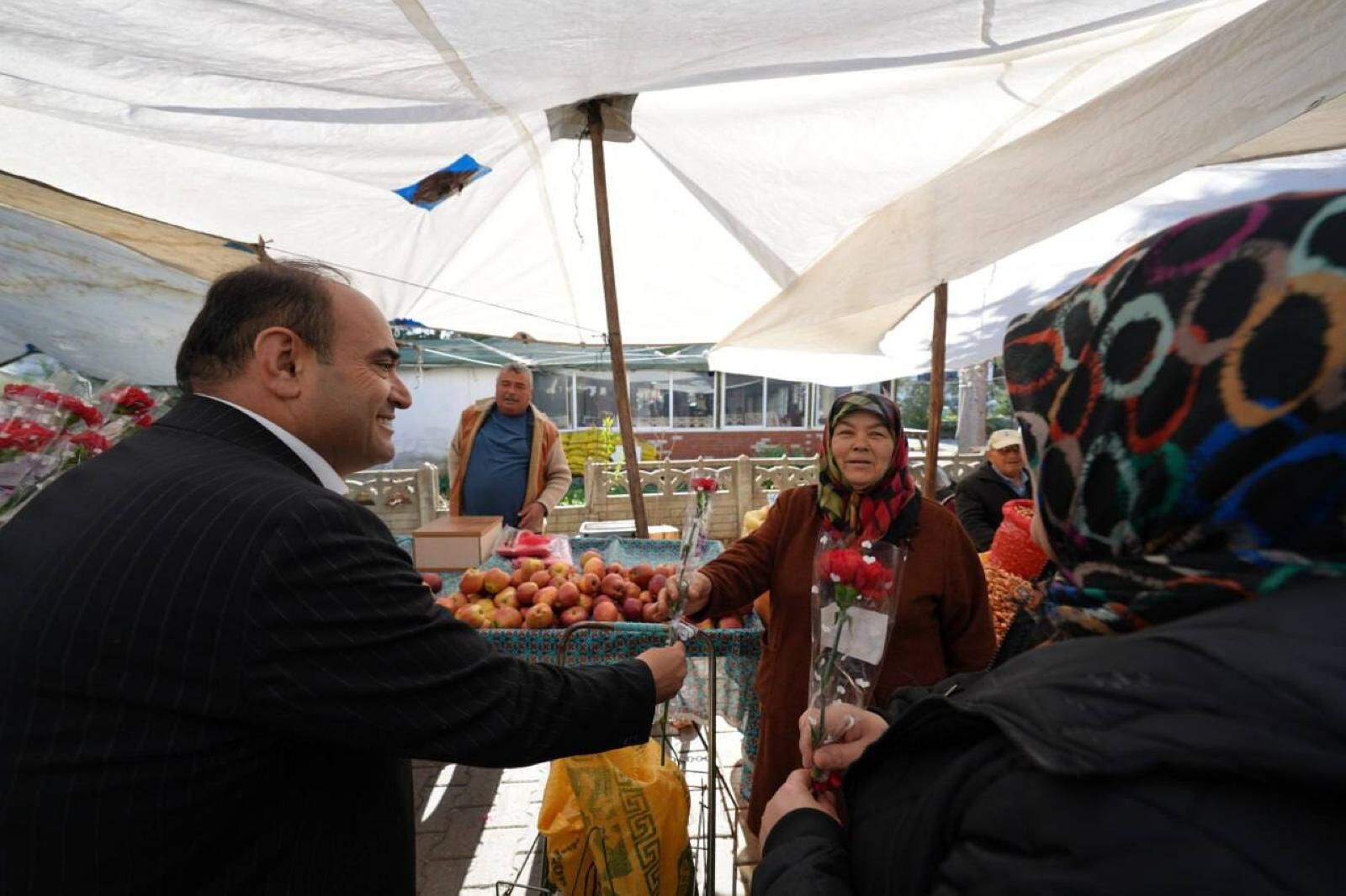 Başkan Akdeni̇zli̇ Kadinlara Karanfi̇l Dağitti (2)