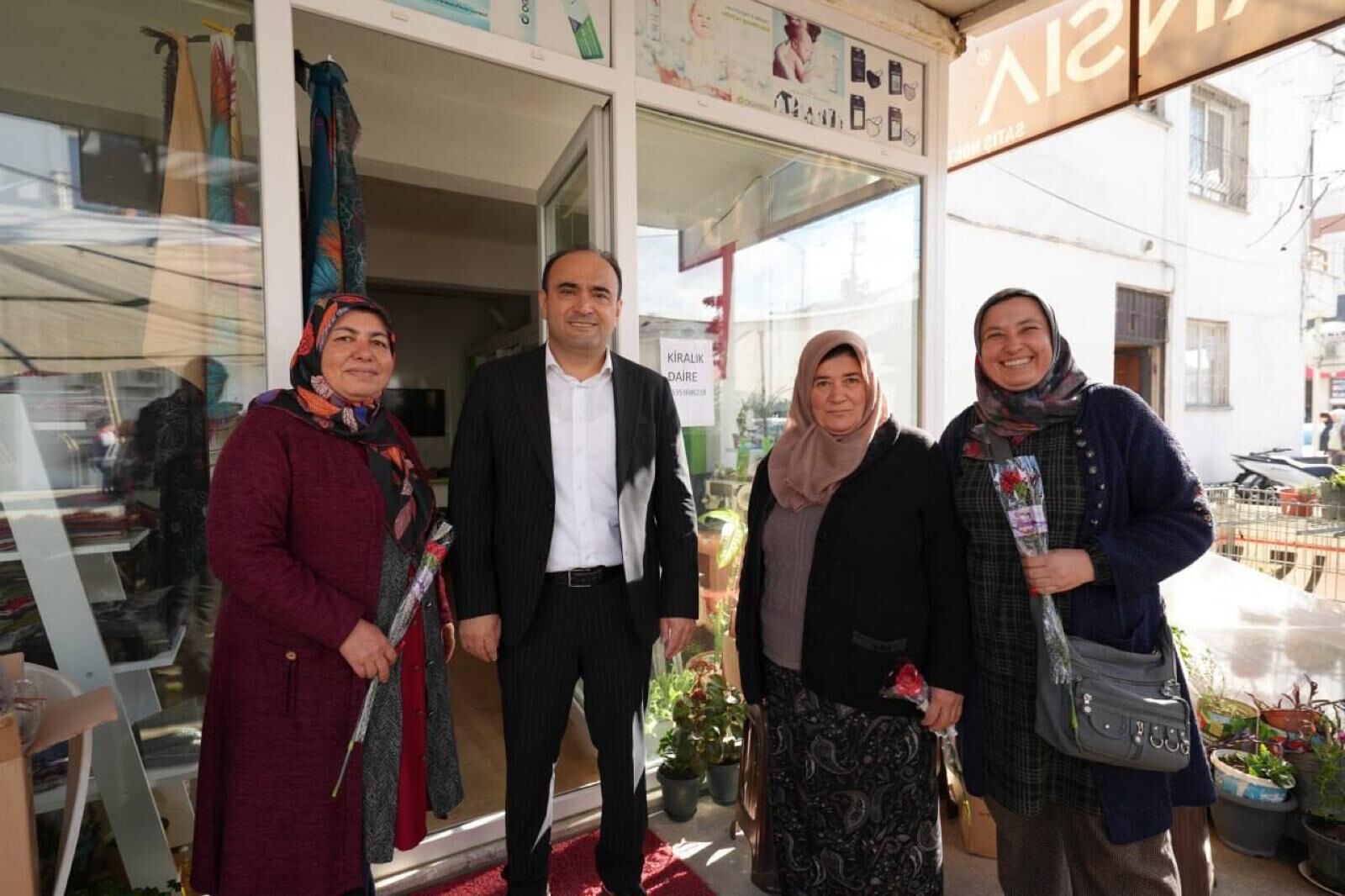 Başkan Akdeni̇zli̇ Kadinlara Karanfi̇l Dağitti (4)