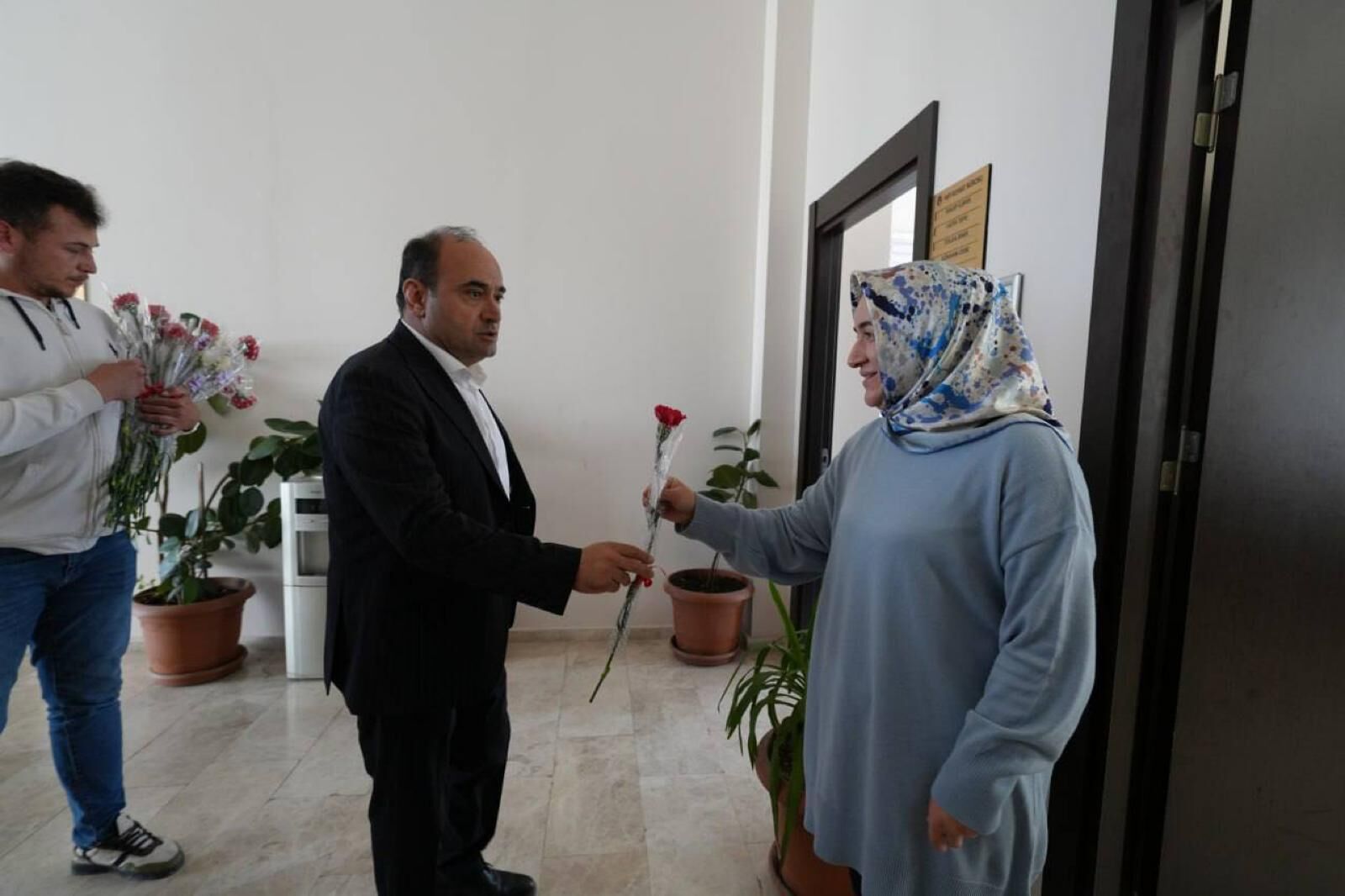 Başkan Akdeni̇zli̇ Kadinlara Karanfi̇l Dağitti (6)