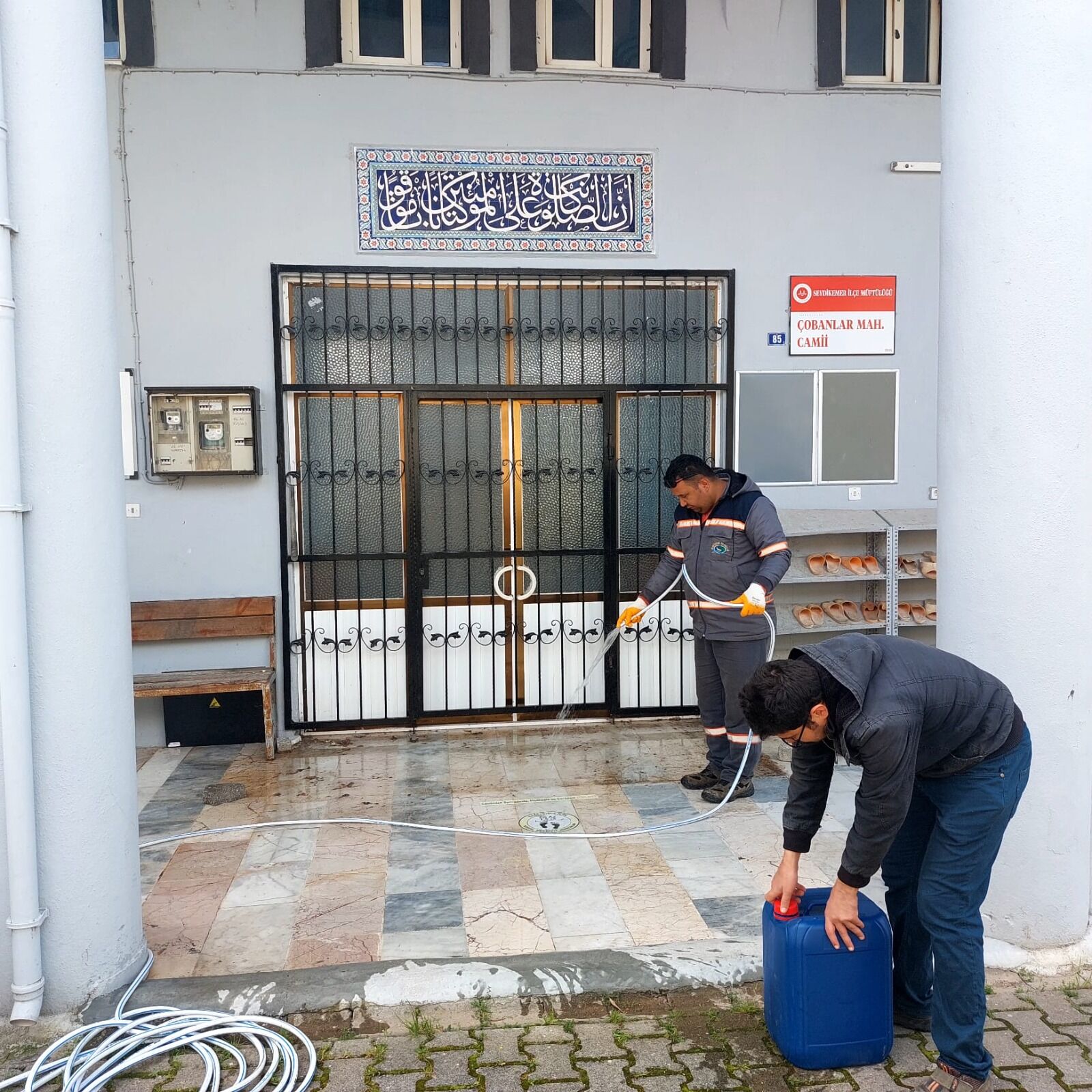 Başkan Akdeni̇zli̇ “Ramazan Ayi Öncesi̇ Cami̇leri̇mi̇zde Temi̇zli̇k Çalişmasi Yürütüyoruz (4)