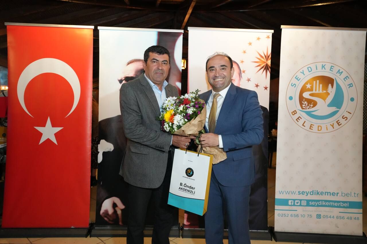 Başkan Akdeni̇zli̇'den Mecli̇s Üyeleri̇ne Teşekkür Plaketi̇ 17