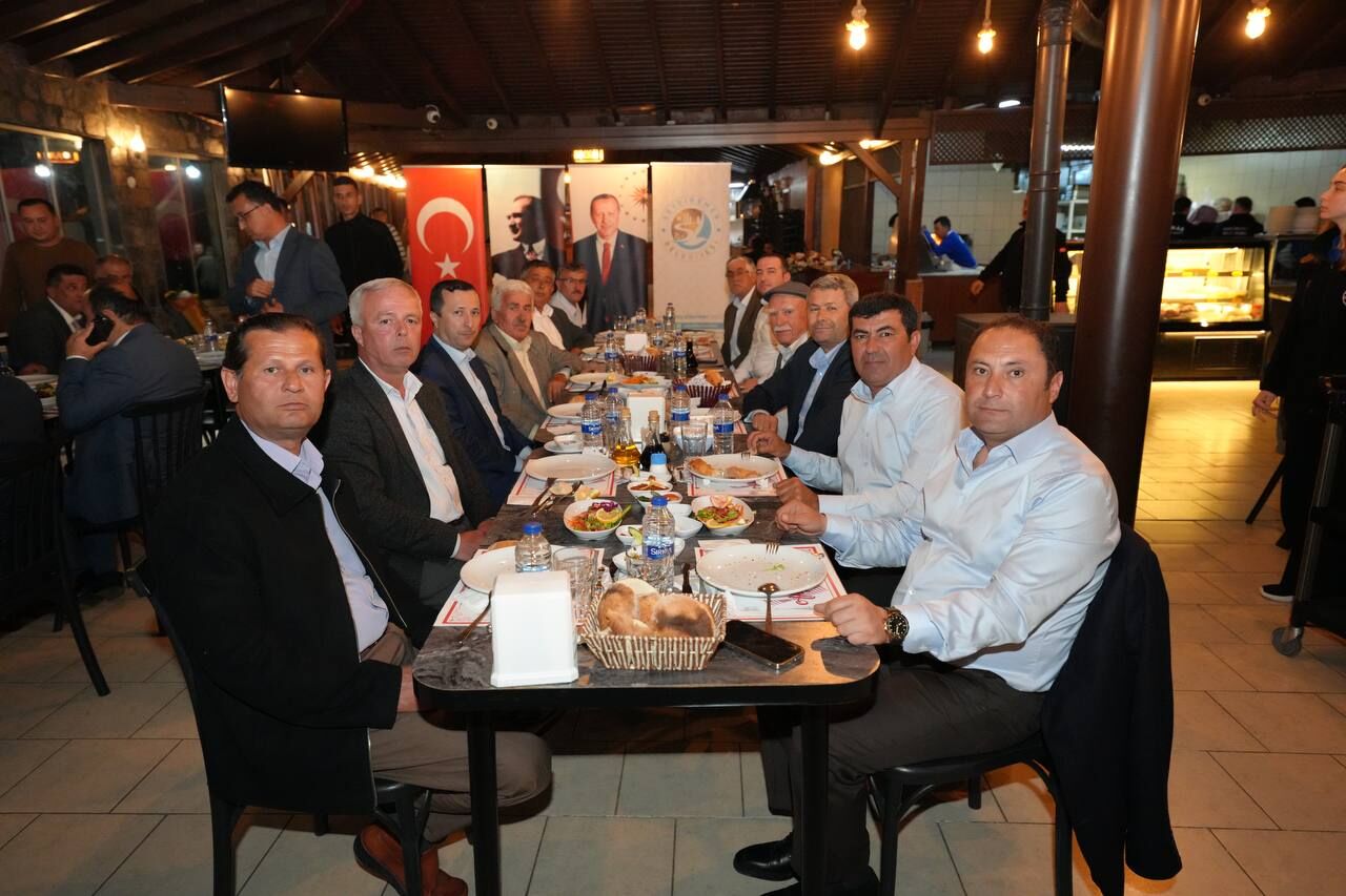 Başkan Akdeni̇zli̇'den Mecli̇s Üyeleri̇ne Teşekkür Plaketi̇ 4