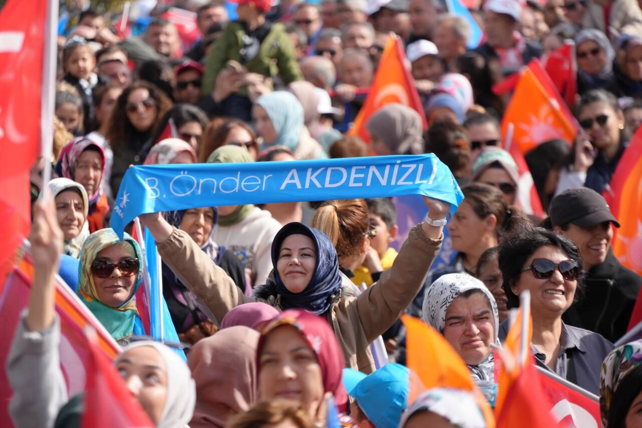 Cumhurbaşkani Erdoğan Akdeni̇zli̇ İle El Ele (11)