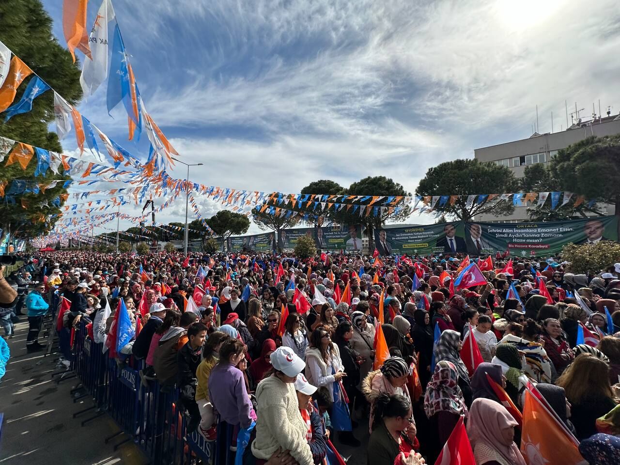Cumhurbaşkani Erdoğan Akdeni̇zli̇ İle El Ele (2)