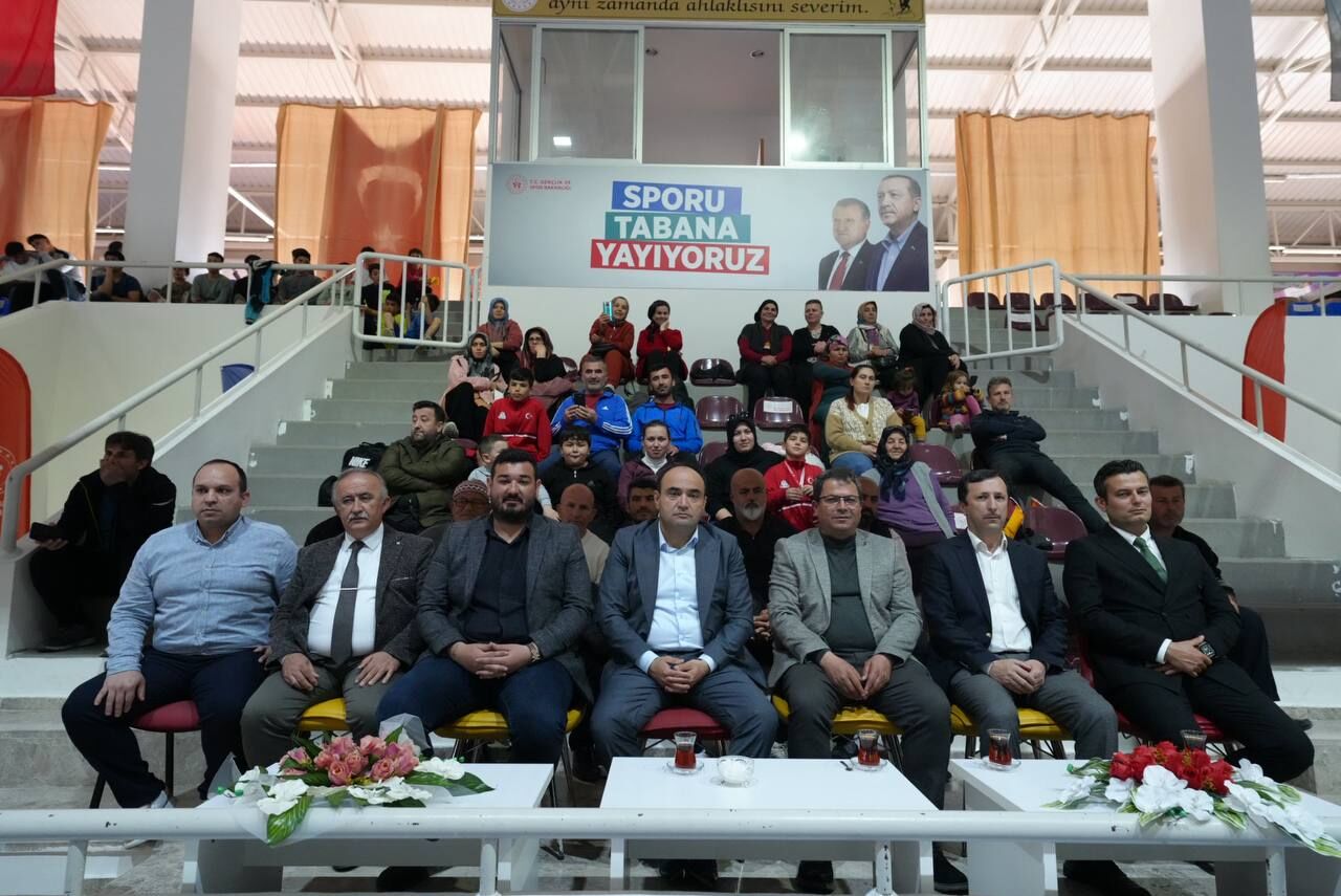 Başkan Akdeni̇zli̇, Dereceye Gi̇ren Güreşçi̇lere Madalyalarini Takdi̇m Etti̇ (1)