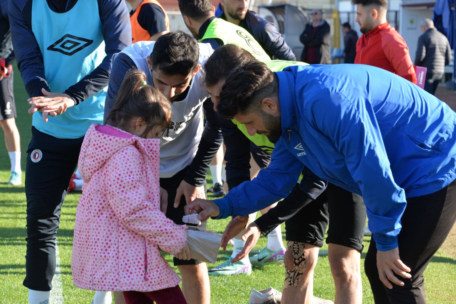 Fethiyesporlu Futbolculara Minik Taraftardan Lokum Dopingi (8)