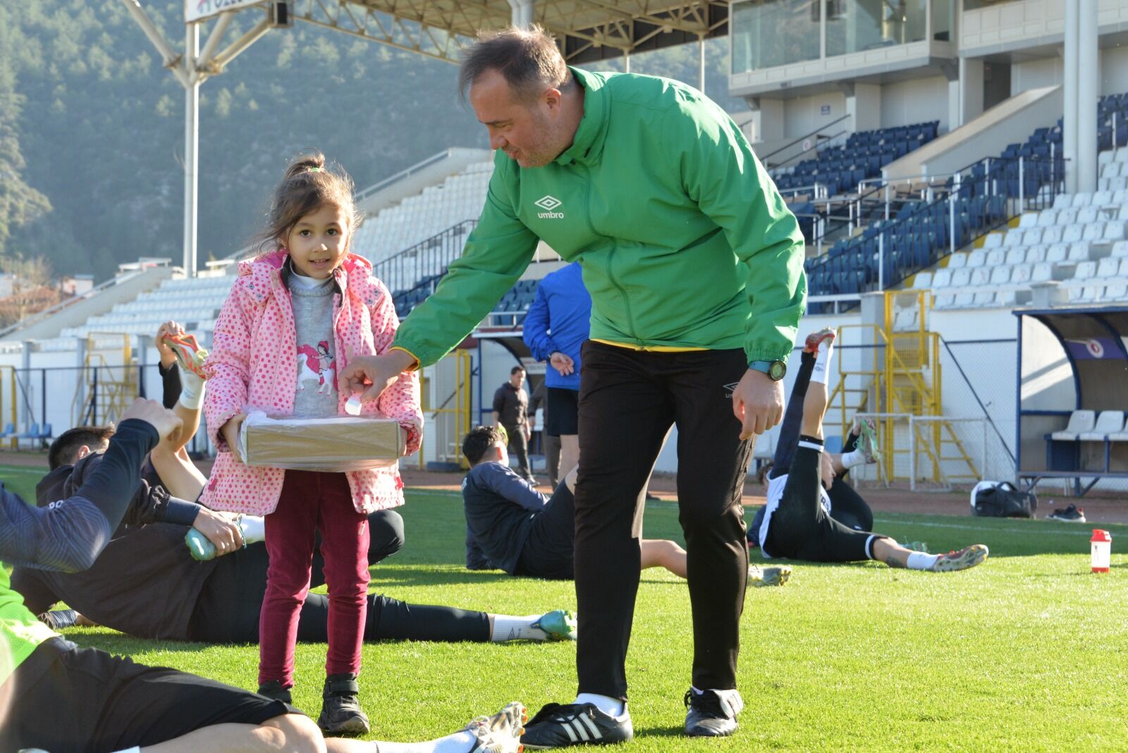 Fethiyesporlu Futbolculara Minik Taraftardan Lokum Dopingi (7)