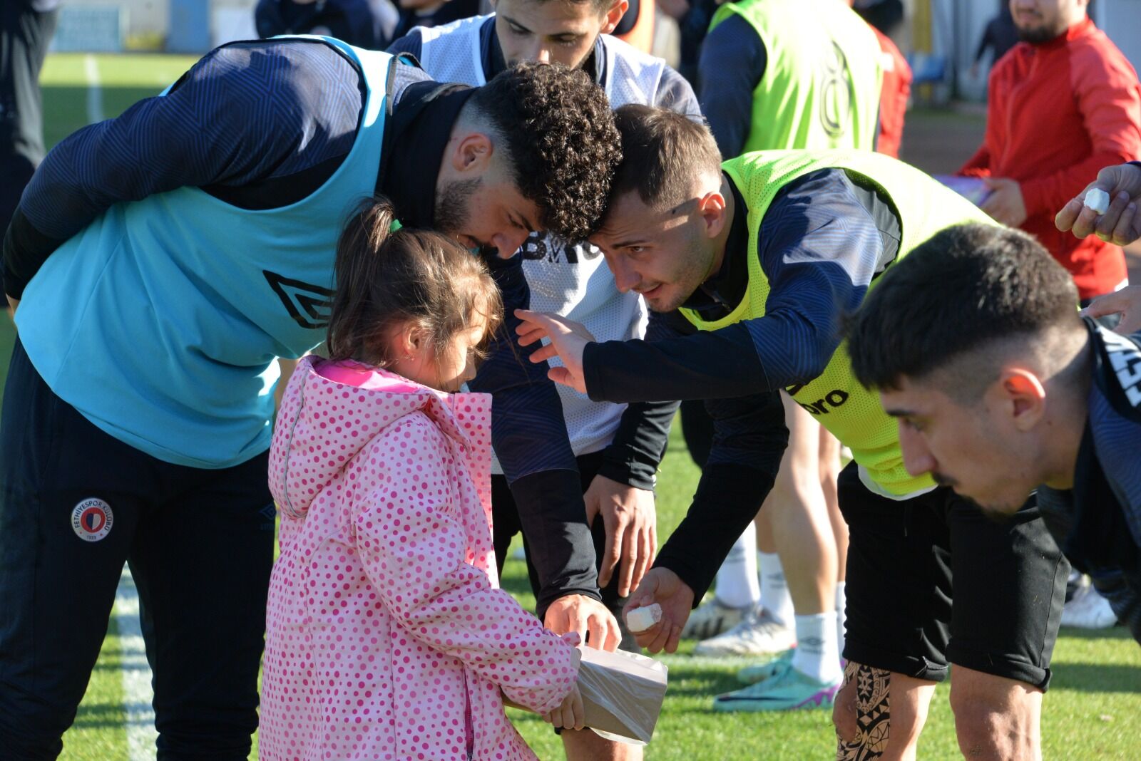 Fethiyesporlu Futbolculara Minik Taraftardan Lokum Dopingi (6)