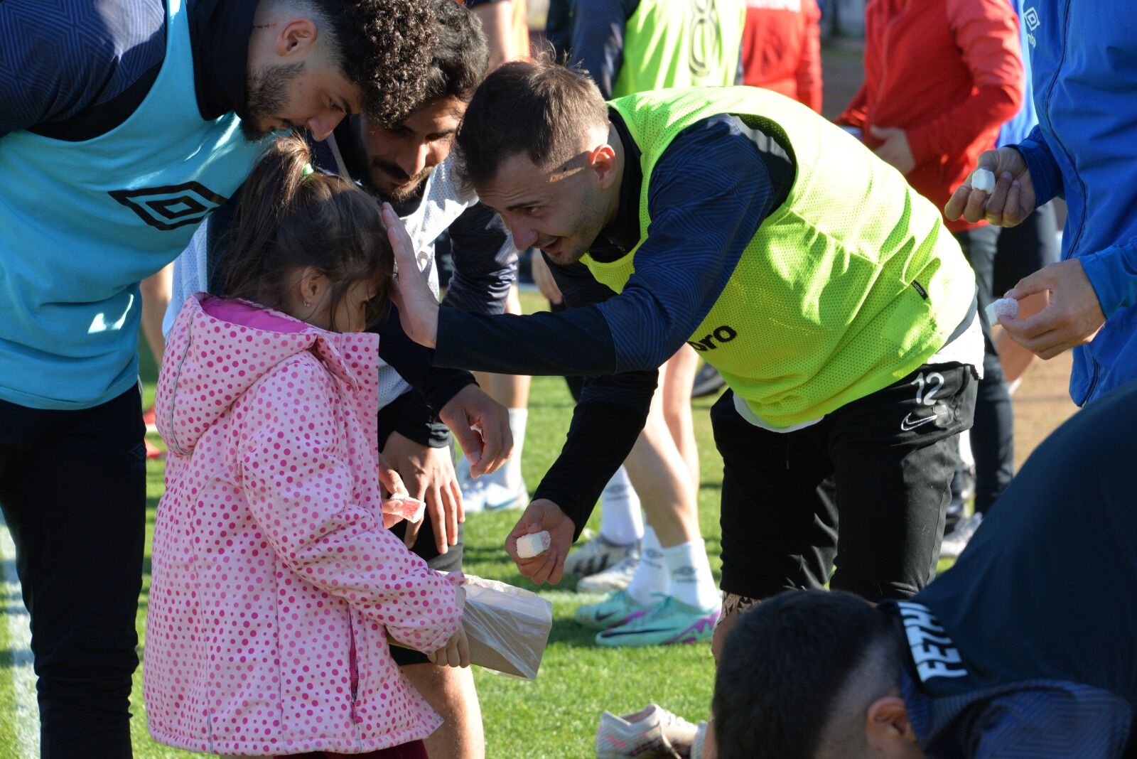 Fethiyesporlu Futbolculara Minik Taraftardan Lokum Dopingi (5)