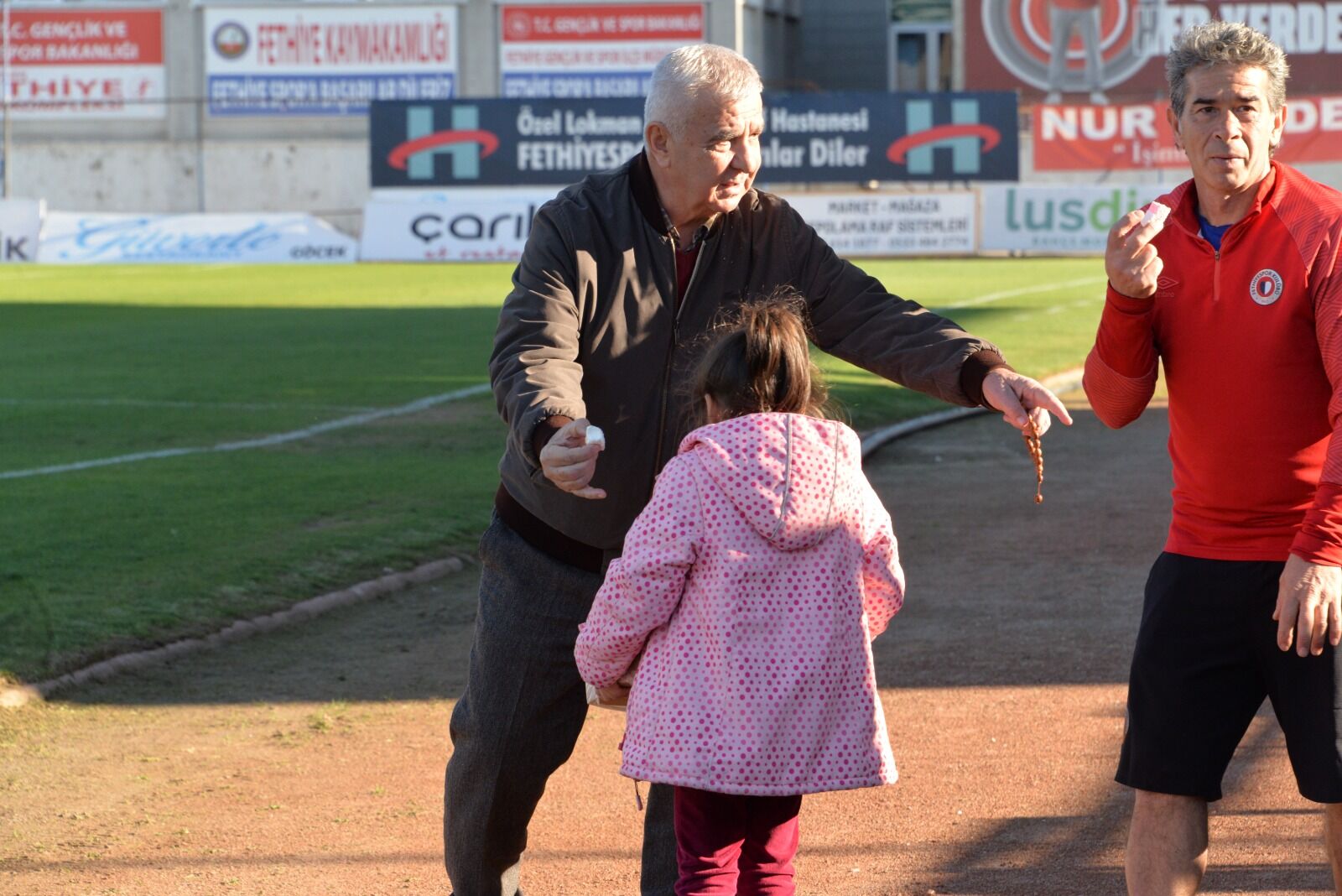 Fethiyesporlu Futbolculara Minik Taraftardan Lokum Dopingi (4)
