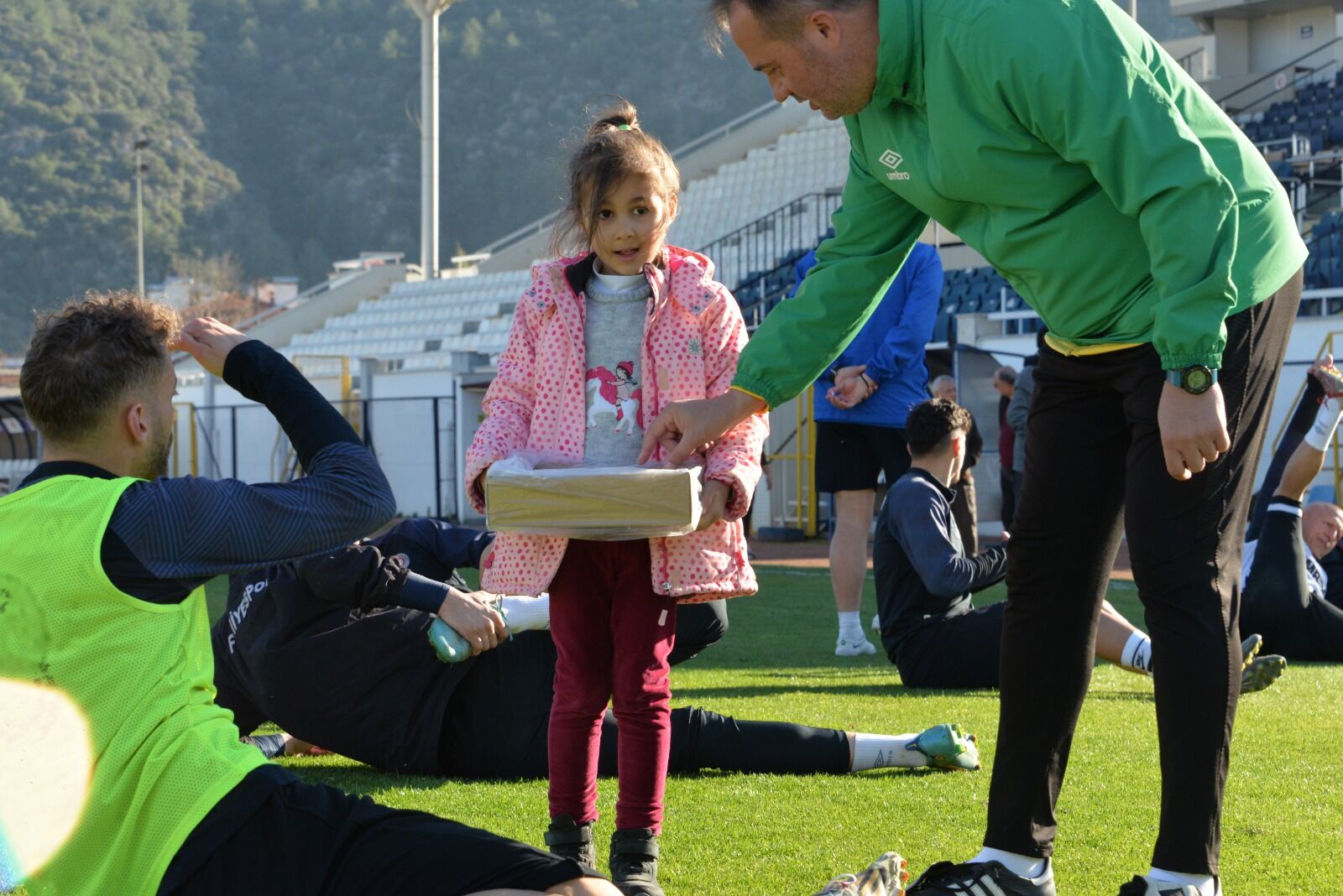 Fethiyesporlu Futbolculara Minik Taraftardan Lokum Dopingi (2)