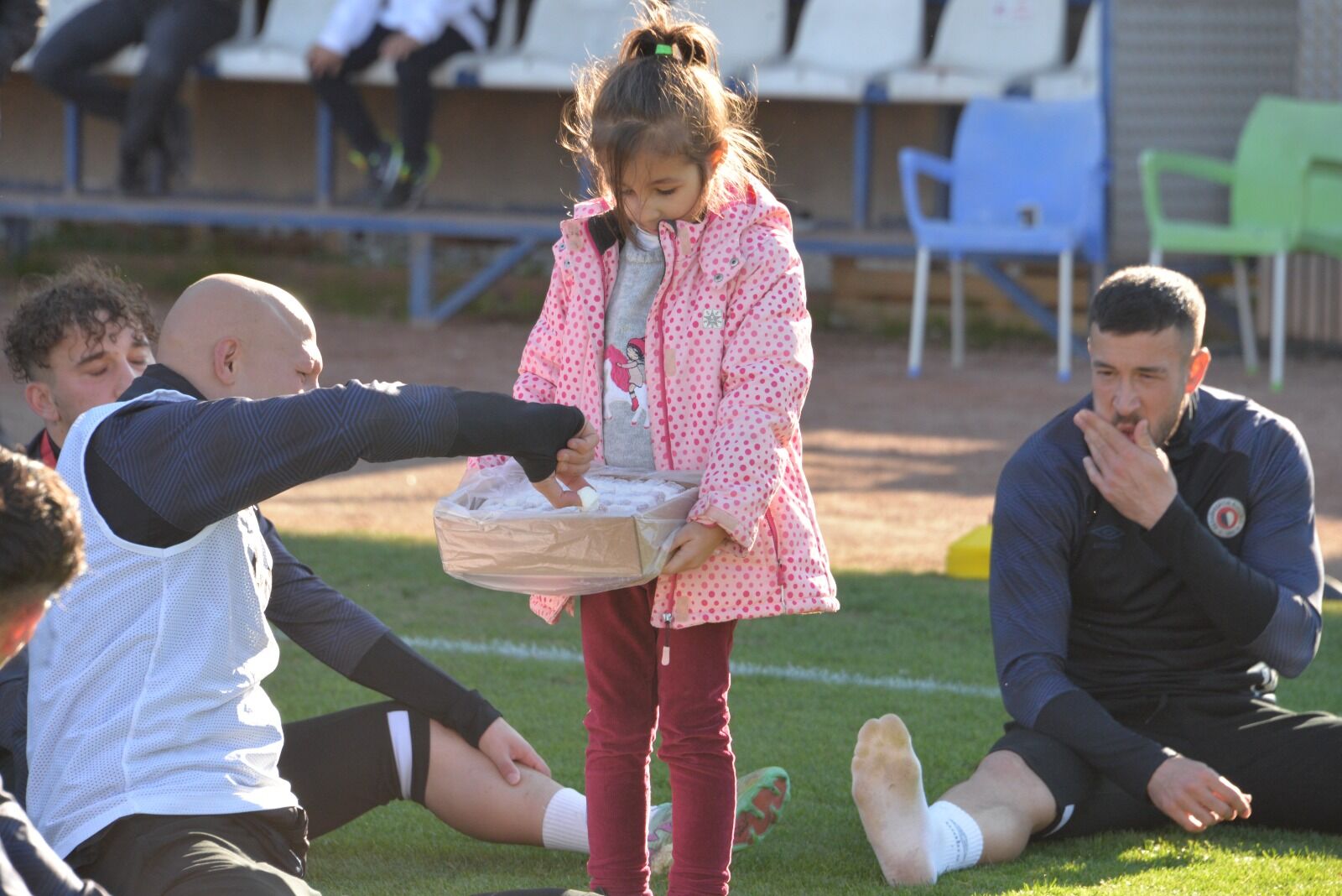 Fethiyesporlu Futbolculara Minik Taraftardan Lokum Dopingi (3)