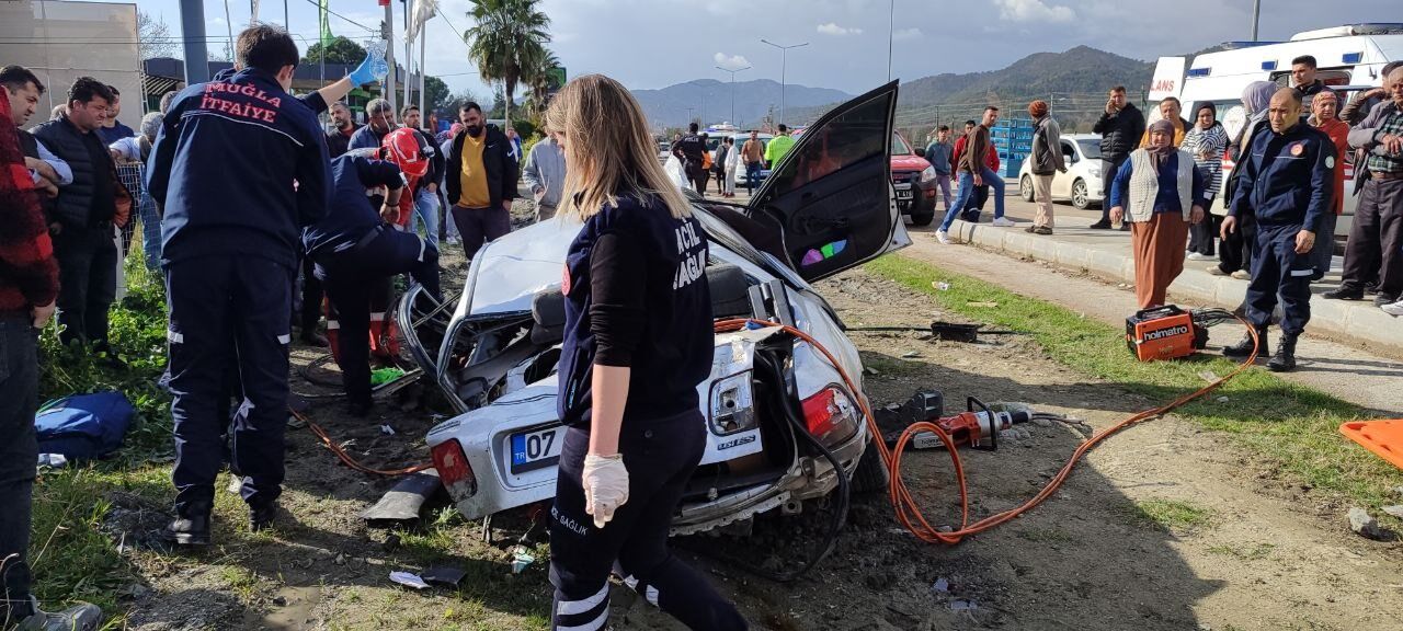Seydikemer’de Takla Atan Otomobilde Sıkışan Sürücü Yaralandı (2)