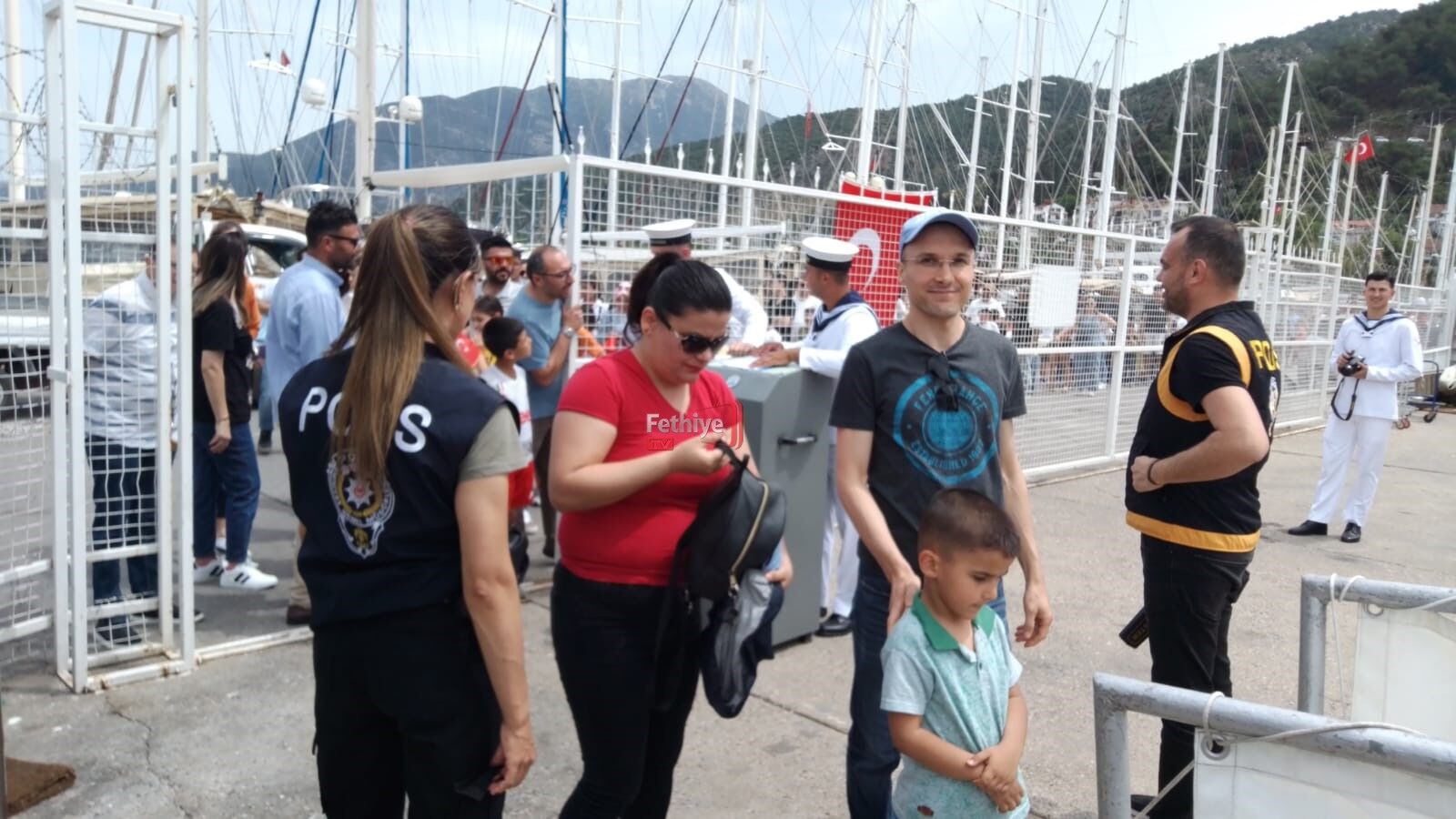 Halkın Ziyaretine Açılan, Askeri Gemiye Büyük İlgi Oldu (10)