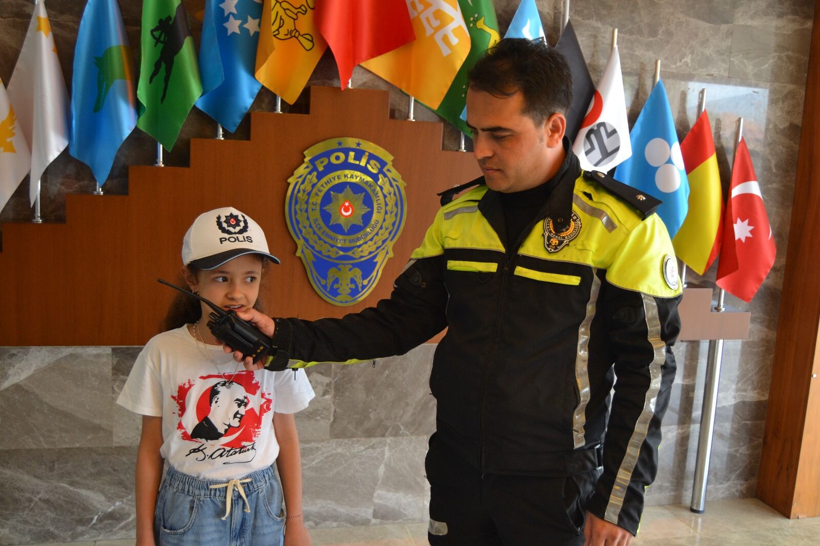Fethiye’de Polis Ve Öğrencilerin İşbirliğiyle Müzikli 23 Nisan Kutlaması Yapıldı (5)