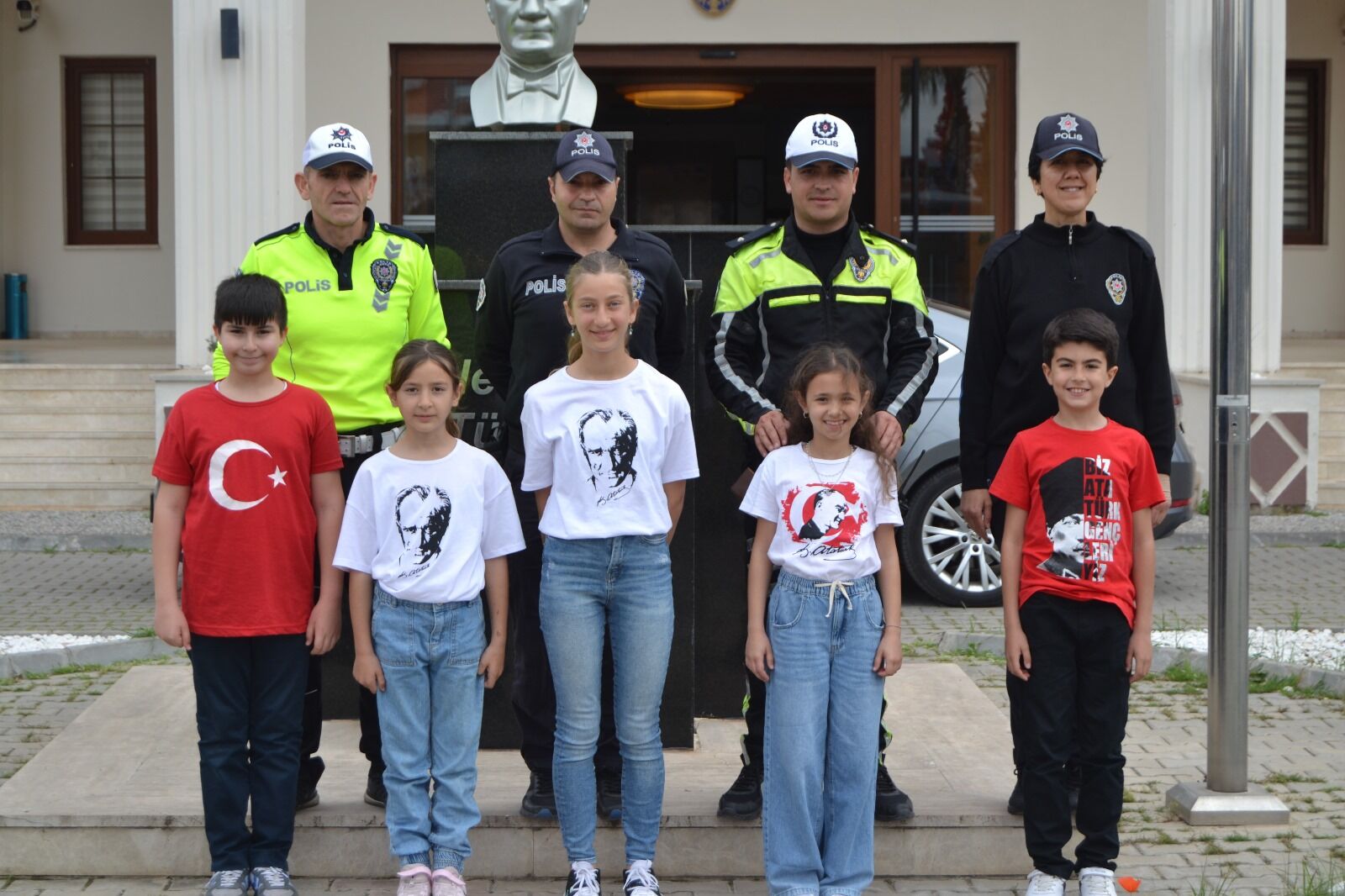 Fethiye’de Polis Ve Öğrencilerin İşbirliğiyle Müzikli 23 Nisan Kutlaması Yapıldı (3)