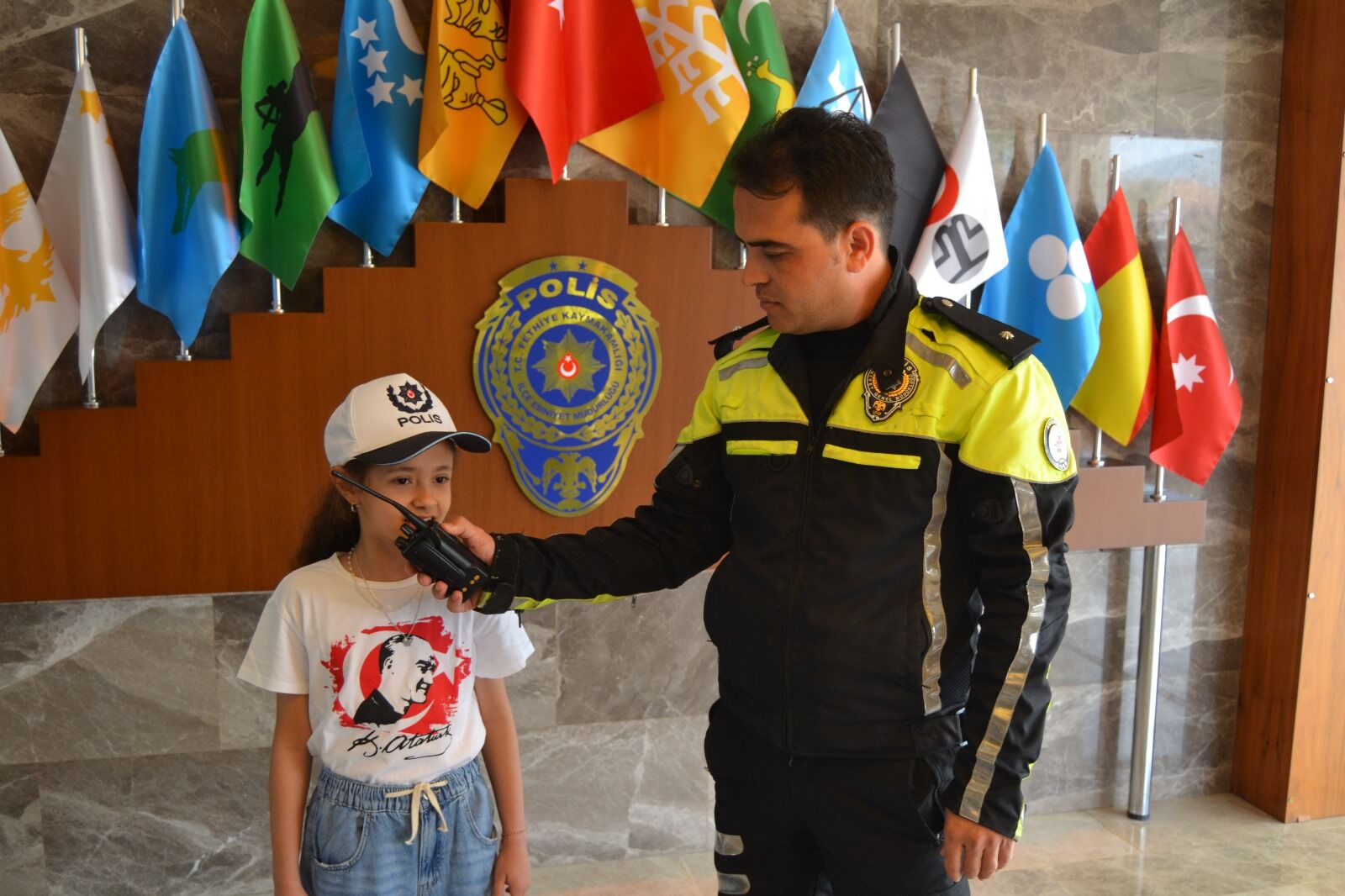 Fethiye’de Polis Ve Öğrencilerin İşbirliğiyle Müzikli 23 Nisan Kutlaması Yapıldı (2)