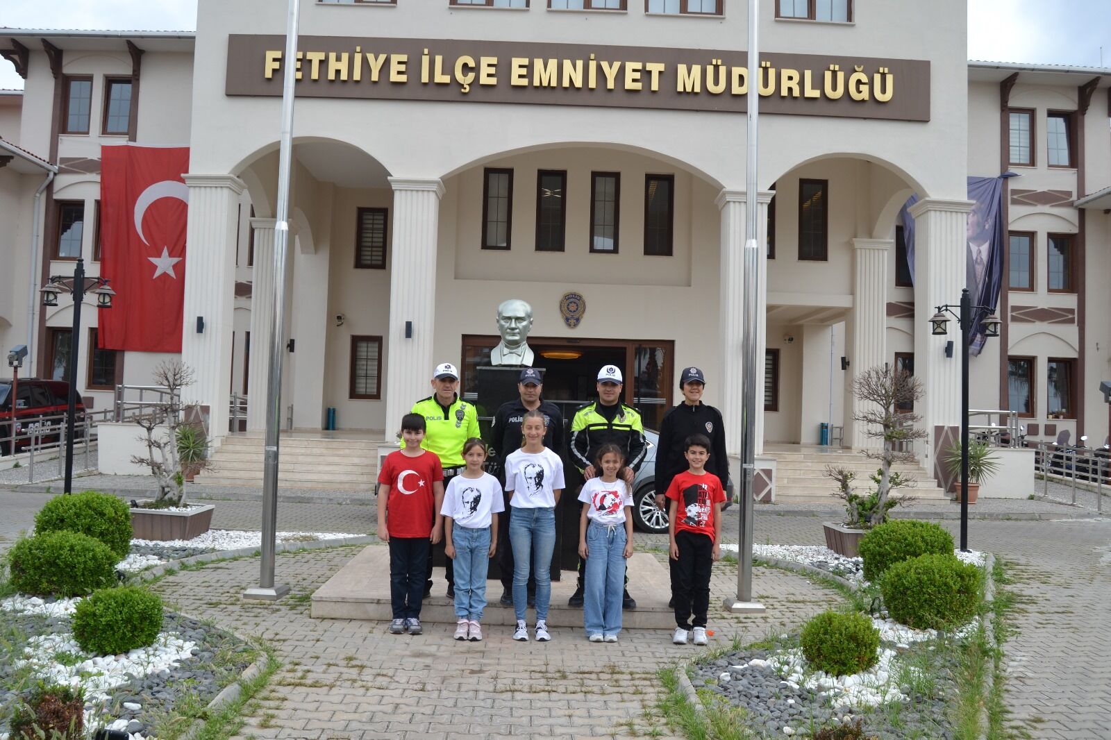 Fethiye’de Polis Ve Öğrencilerin İşbirliğiyle Müzikli 23 Nisan Kutlaması Yapıldı (1)