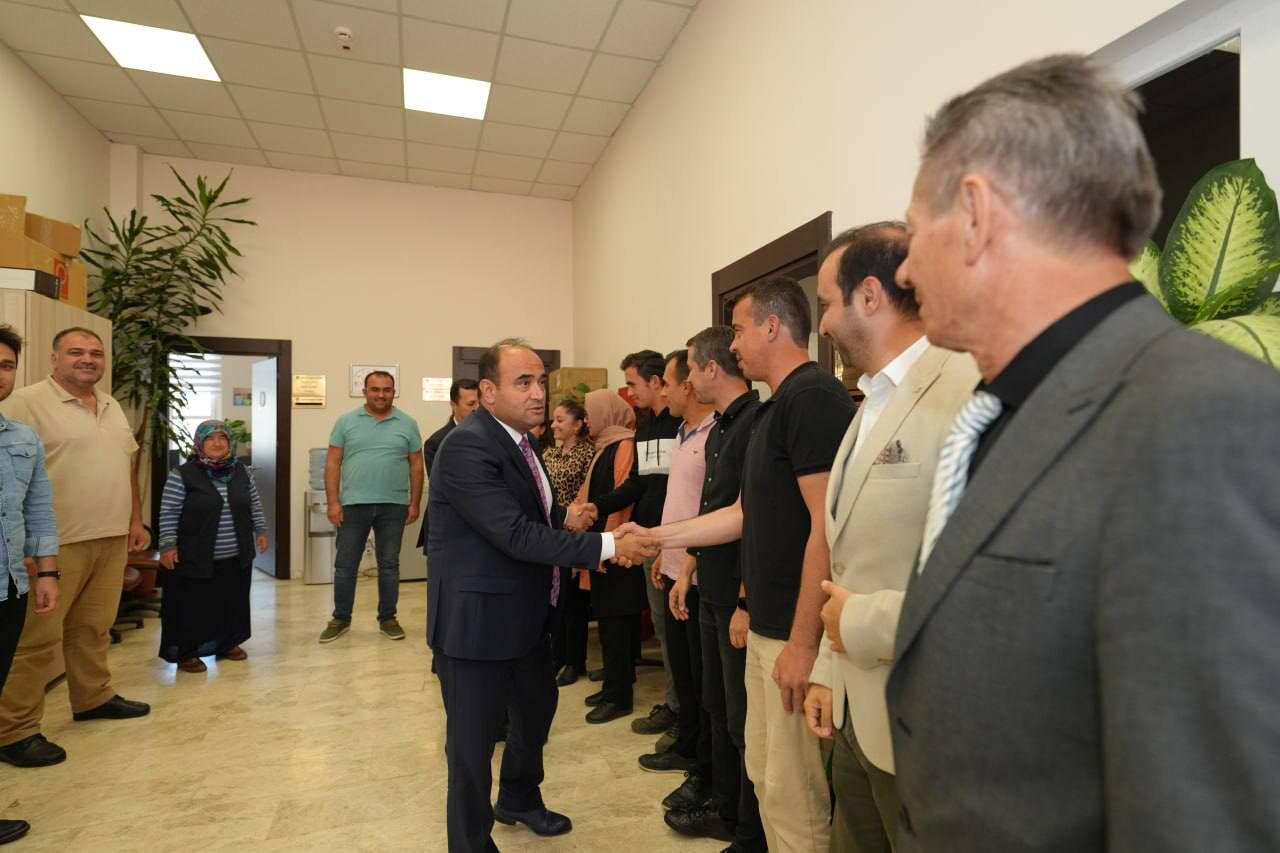 Başkan Akdeni̇zli̇, Personeli̇yle Bayramlaşti (1)