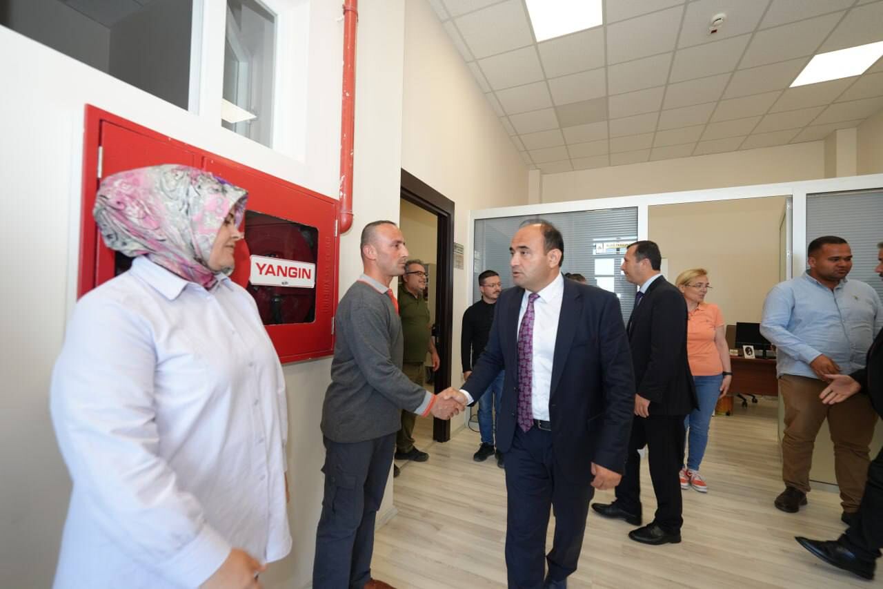 Başkan Akdeni̇zli̇, Personeli̇yle Bayramlaşti (2)