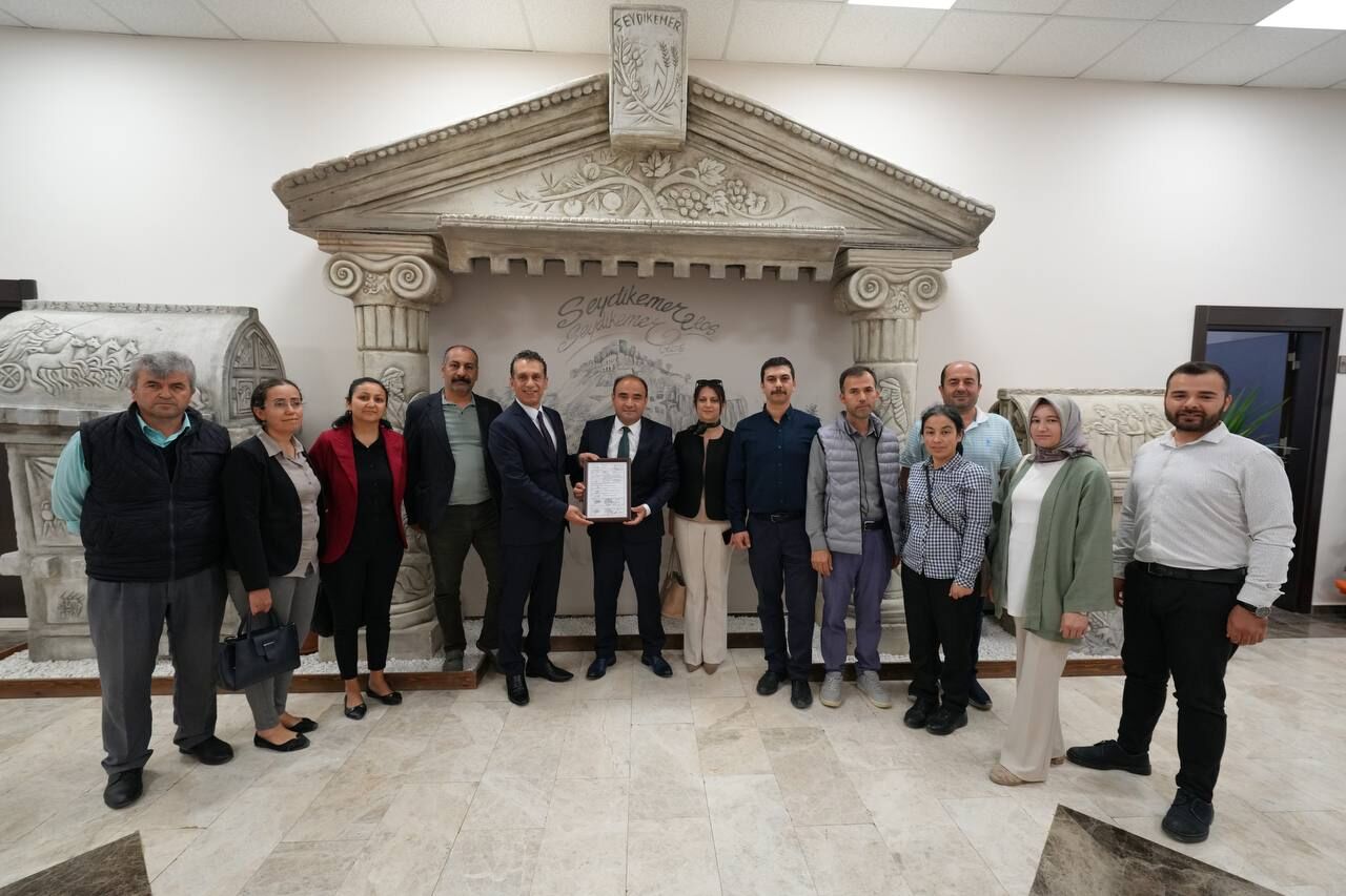 Başkan Akdeni̇zli̇’yi̇ Duygulandiran Hedi̇ye (2)