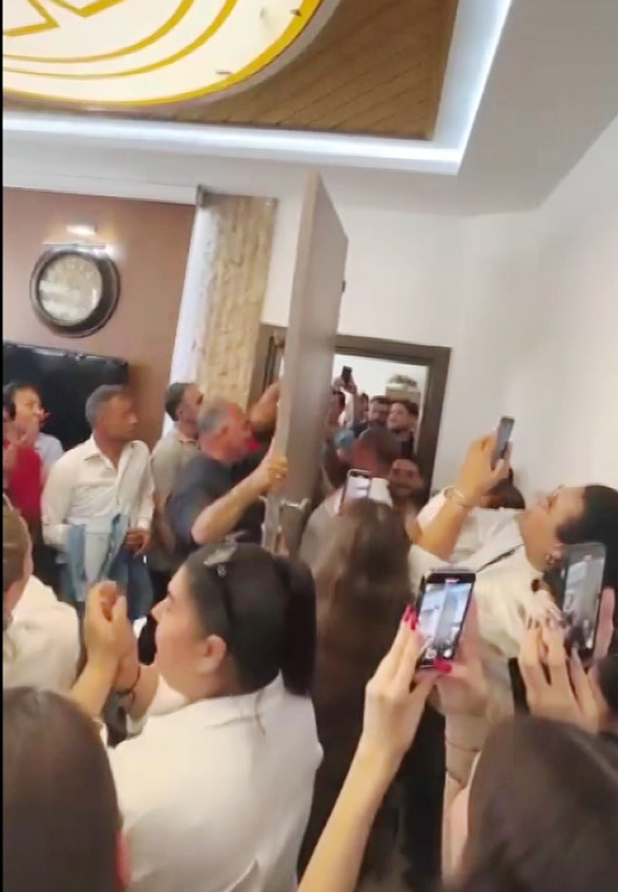 İlk Vaadini Yerine Getirdi, Kapıyı Söktürdü (2)