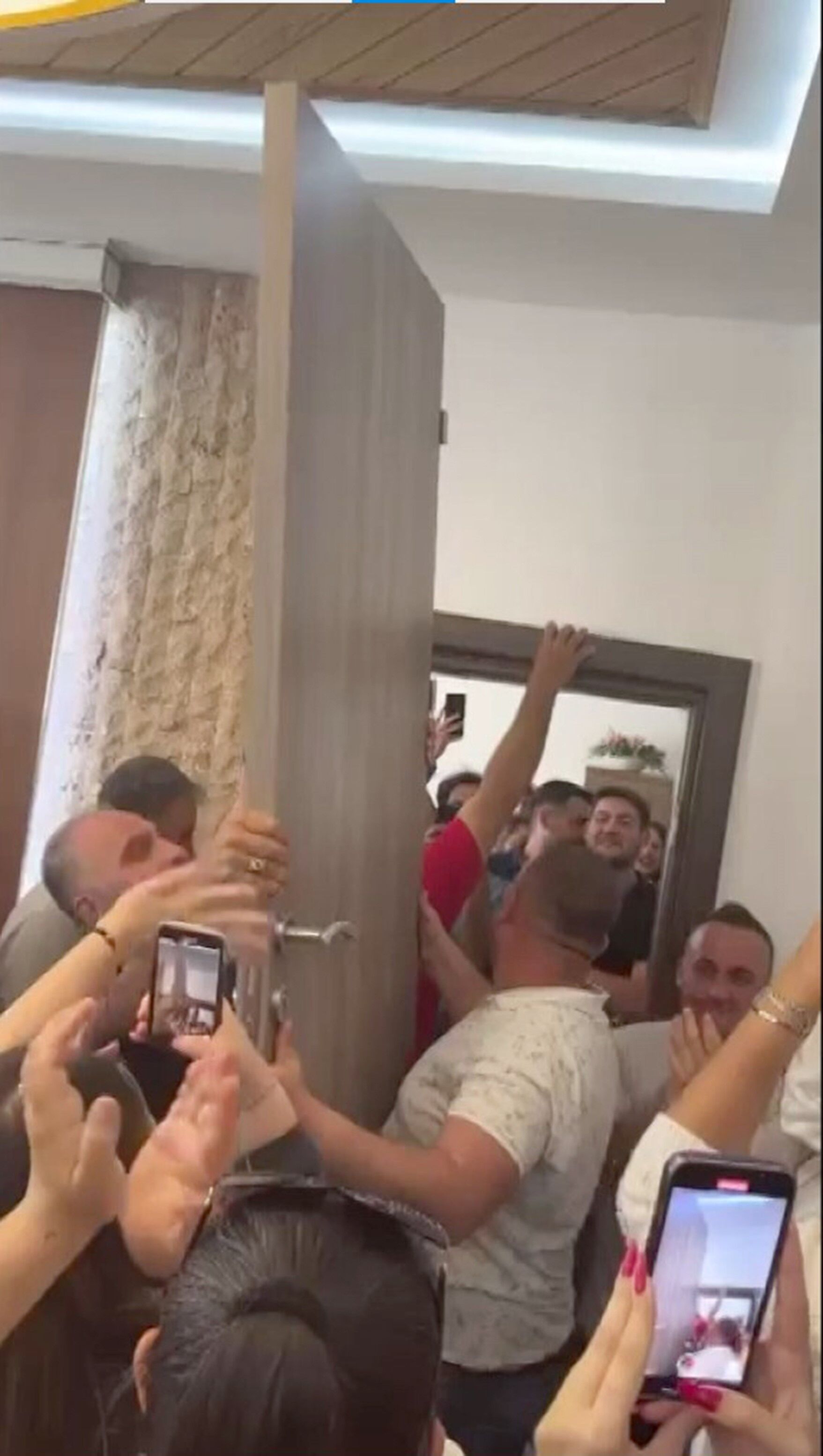 İlk Vaadini Yerine Getirdi, Kapıyı Söktürdü (4)
