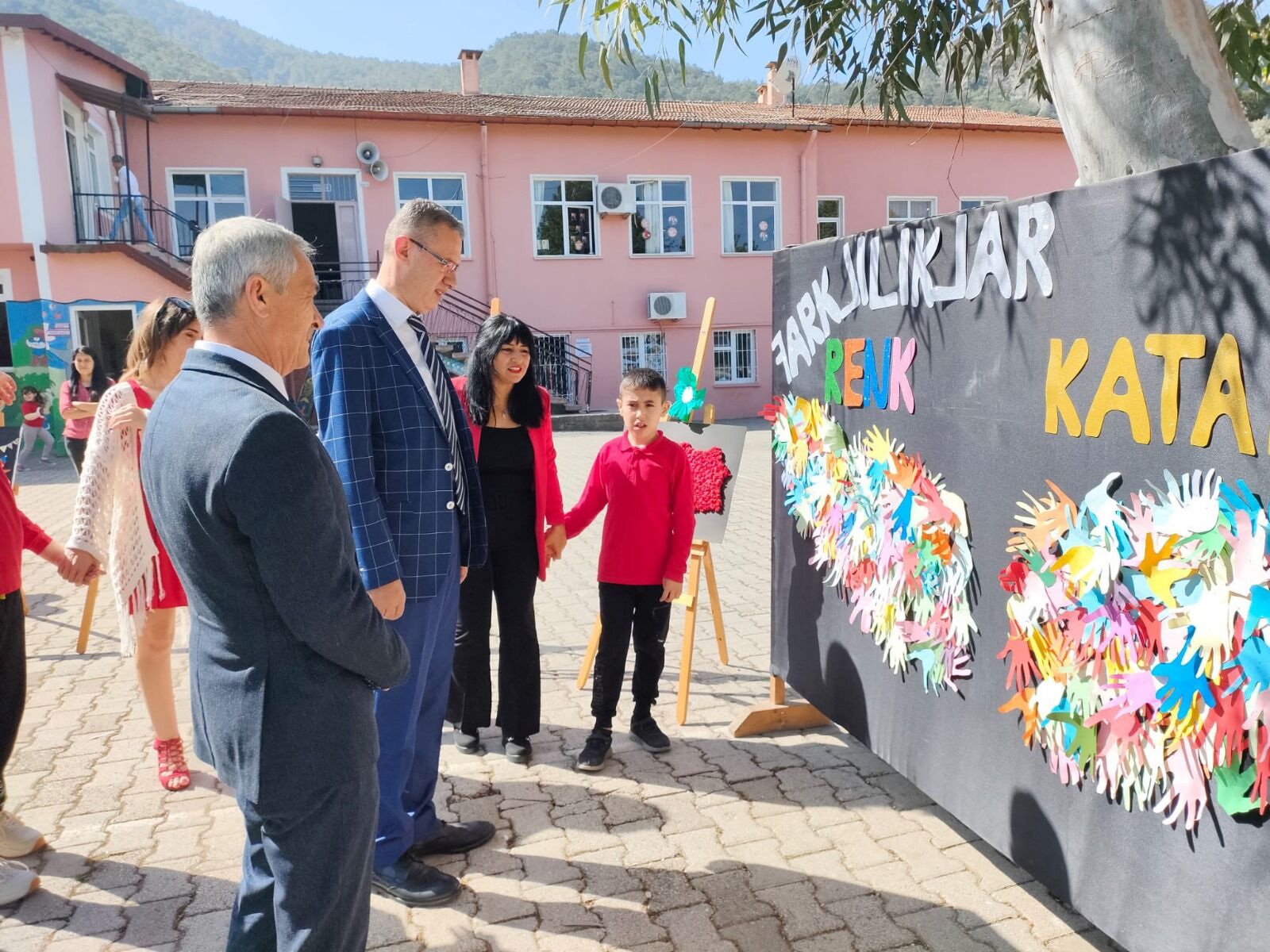 “Otizm Farkındalık” Resim Sergisi Açıldı (4)