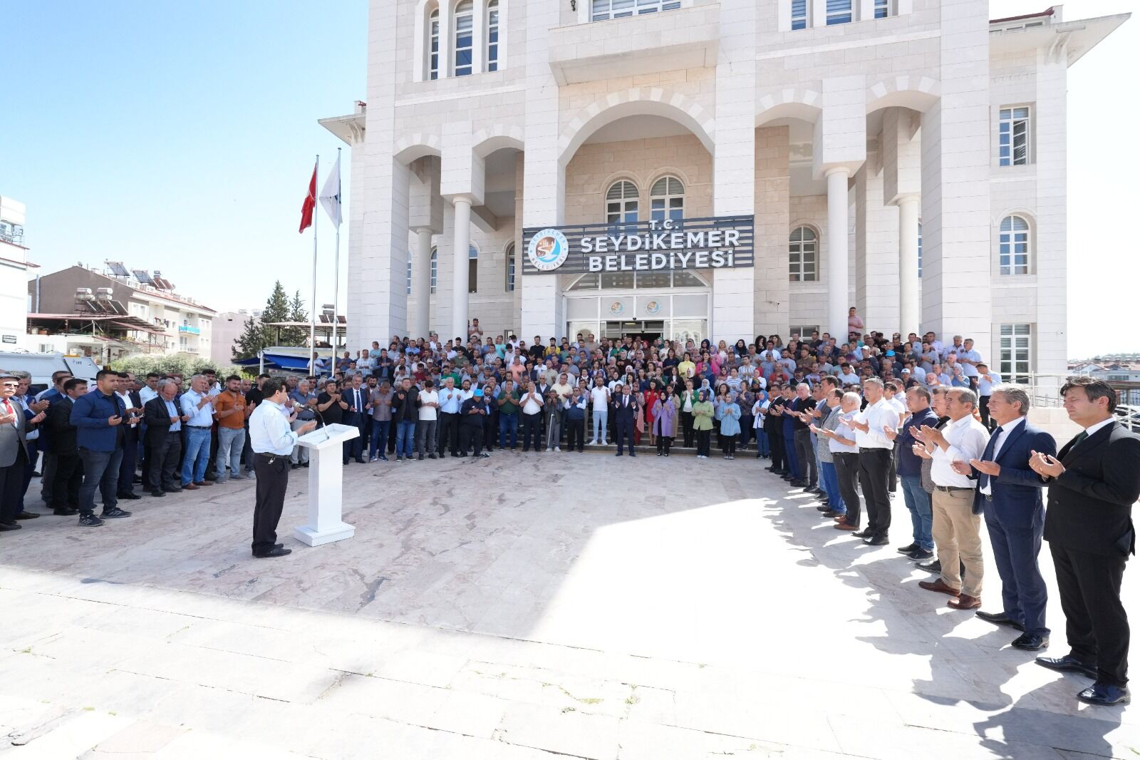 Başkan Akdeni̇zli̇, Yeni̇ Dönemi̇ni̇n İlk Gününde Coşkuyla Karşilandi (8)