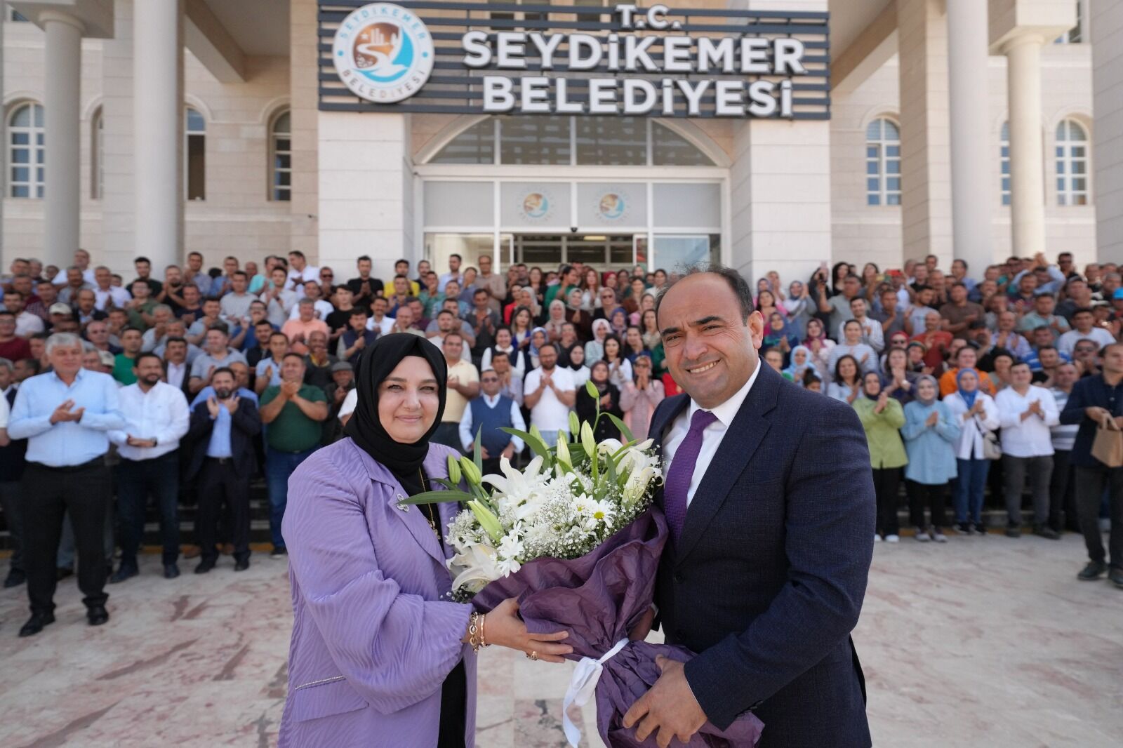 Başkan Akdeni̇zli̇, Yeni̇ Dönemi̇ni̇n İlk Gününde Coşkuyla Karşilandi (6)