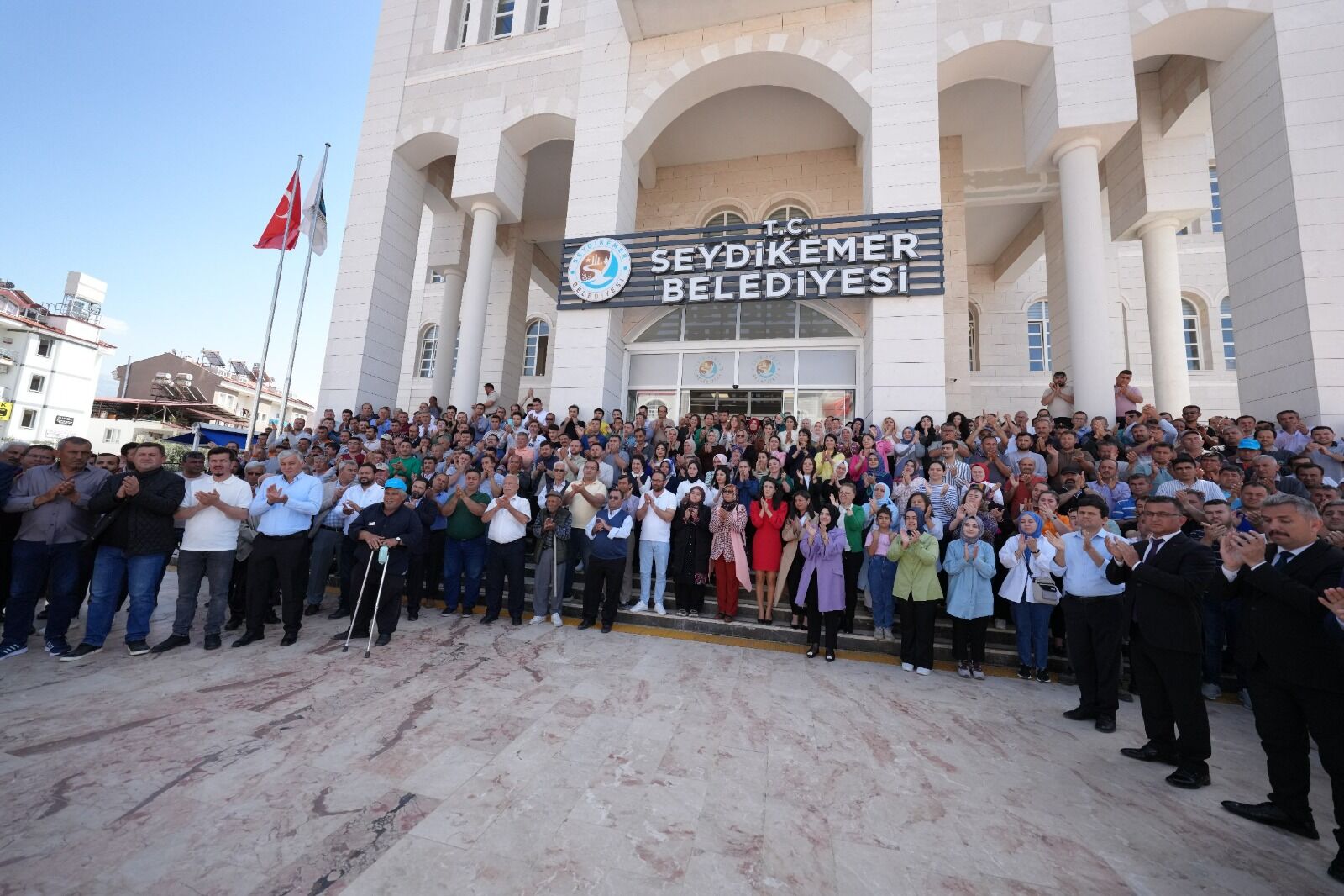 Başkan Akdeni̇zli̇, Yeni̇ Dönemi̇ni̇n İlk Gününde Coşkuyla Karşilandi (7)