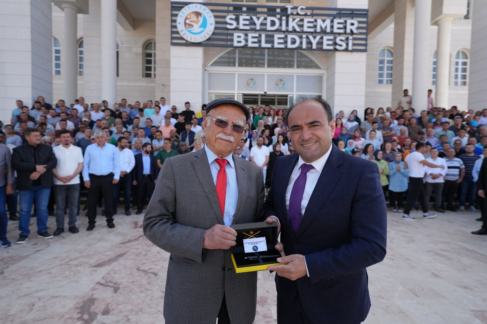 Başkan Akdeni̇zli̇, Yeni̇ Dönemi̇ni̇n İlk Gününde Coşkuyla Karşilandi (3)