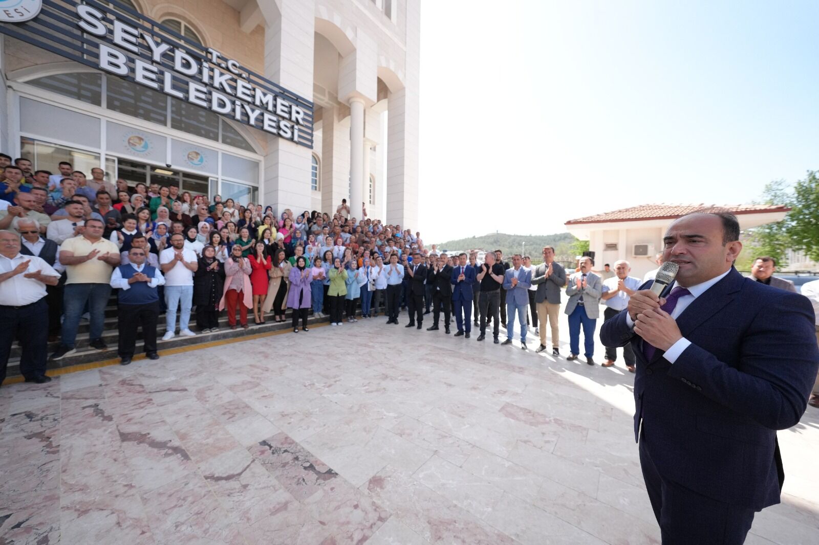 Başkan Akdeni̇zli̇, Yeni̇ Dönemi̇ni̇n İlk Gününde Coşkuyla Karşilandi (4)