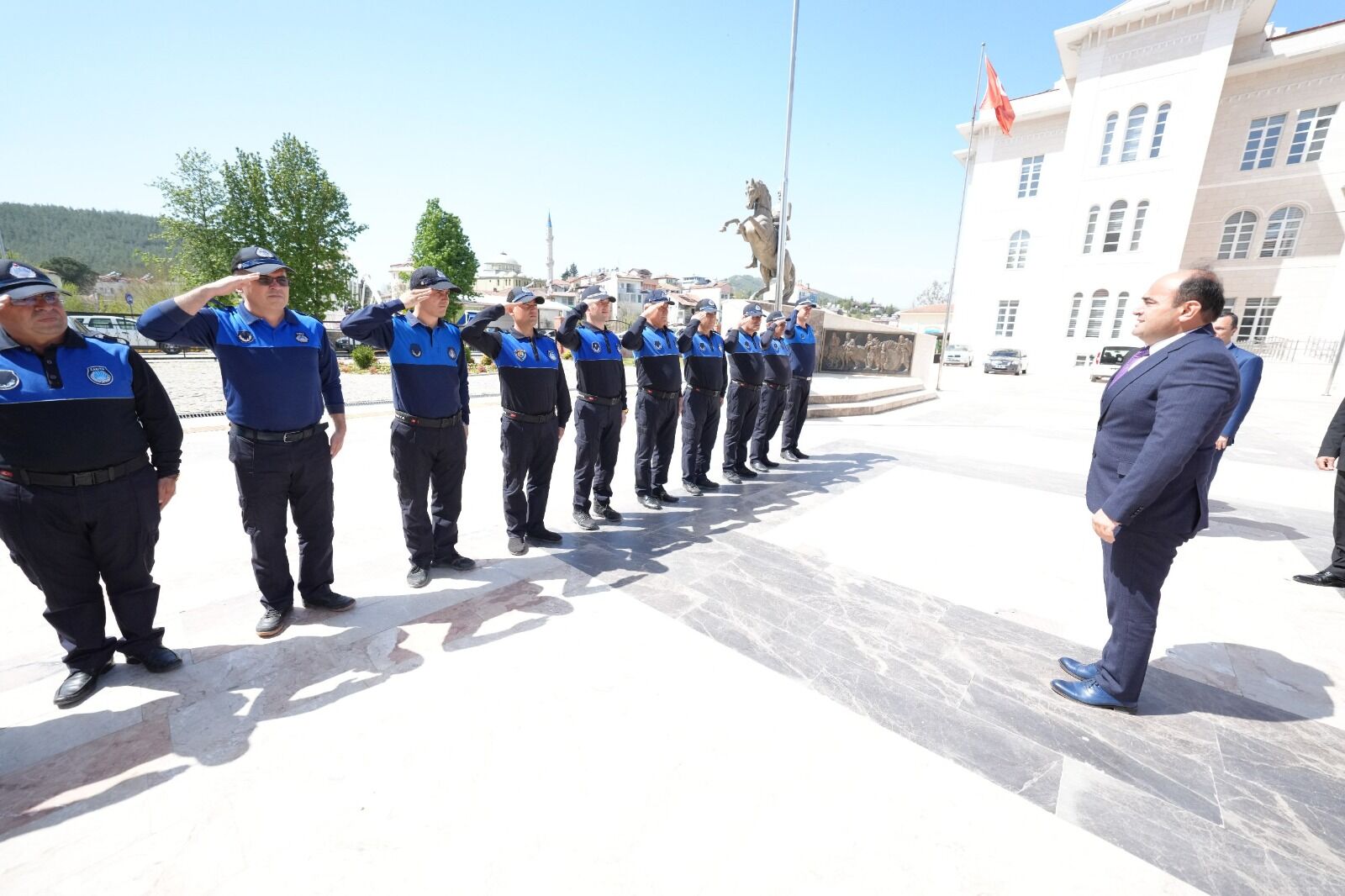 Başkan Akdeni̇zli̇, Yeni̇ Dönemi̇ni̇n İlk Gününde Coşkuyla Karşilandi (2)