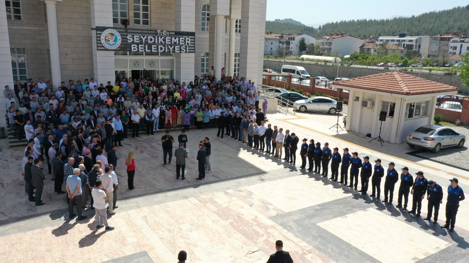 Başkan Akdeni̇zli̇, Yeni̇ Dönemi̇ni̇n İlk Gününde Coşkuyla Karşilandi (9)
